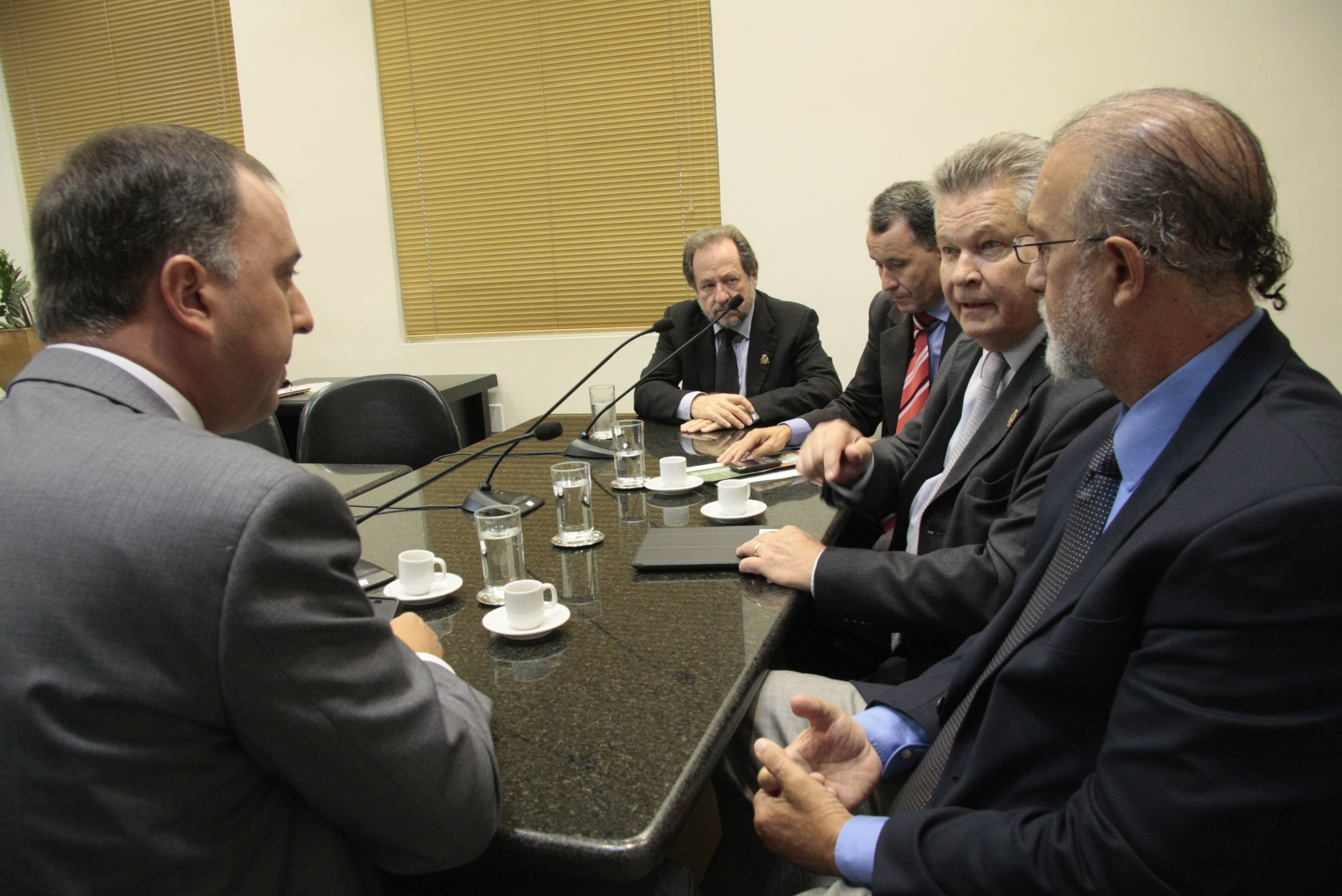 Deputados da região, recebem o Prefeito de Joinville, Udo Döhler.