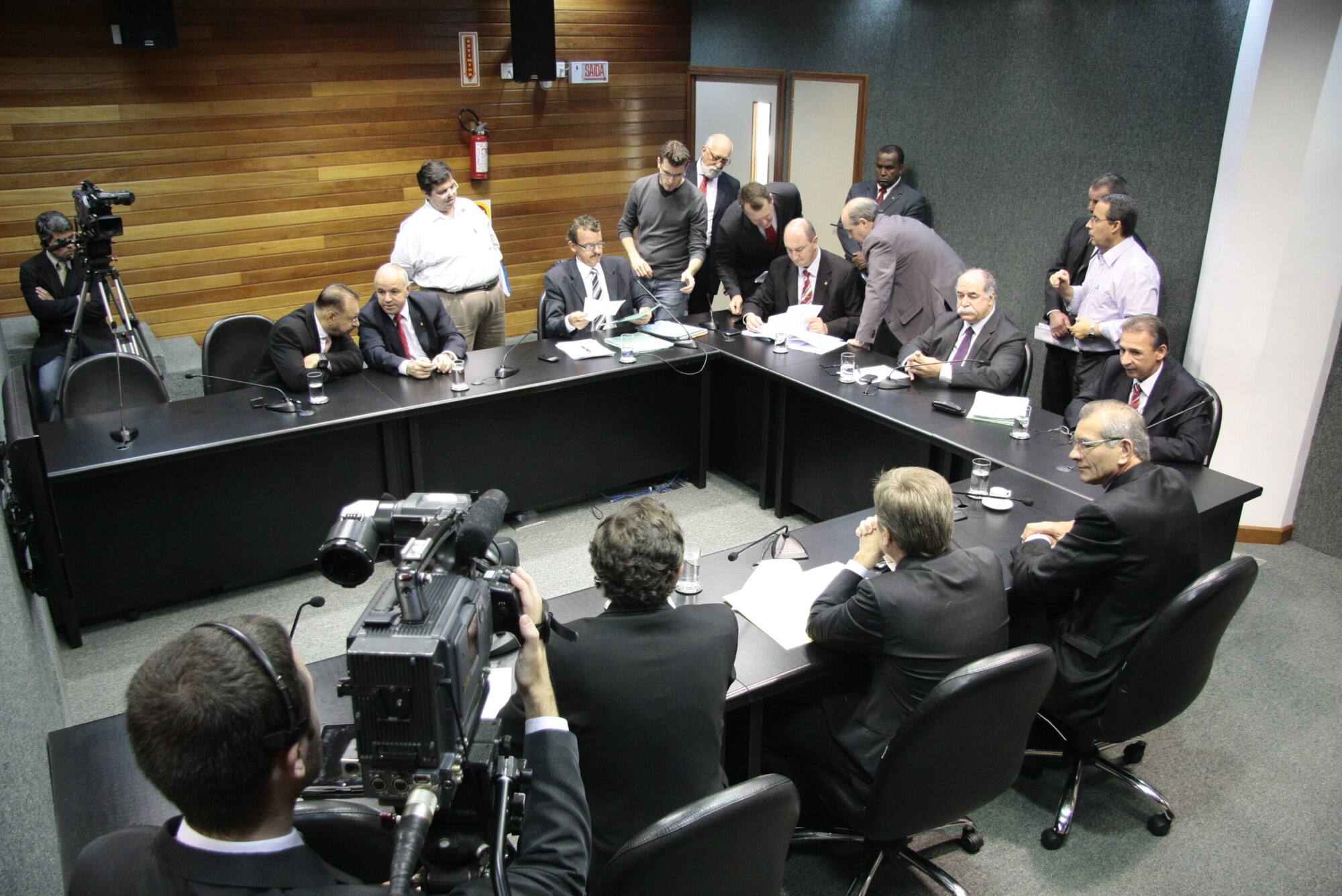 PLCs em tramitação tratam de reajuste salarial do mínimo e de membros do MP