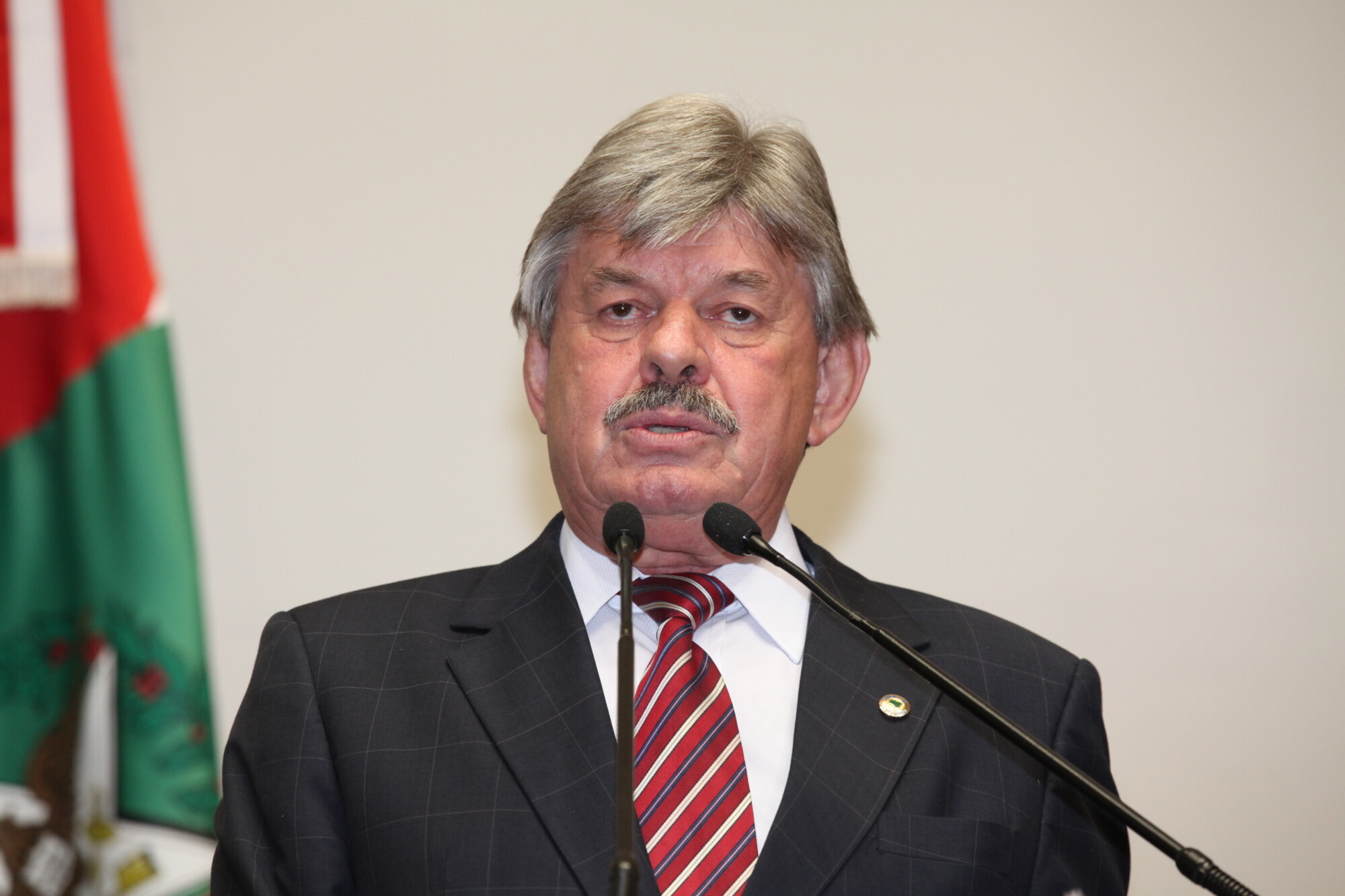 Deputado cobra maior cobertura de telefonia celular no Meio Oeste
