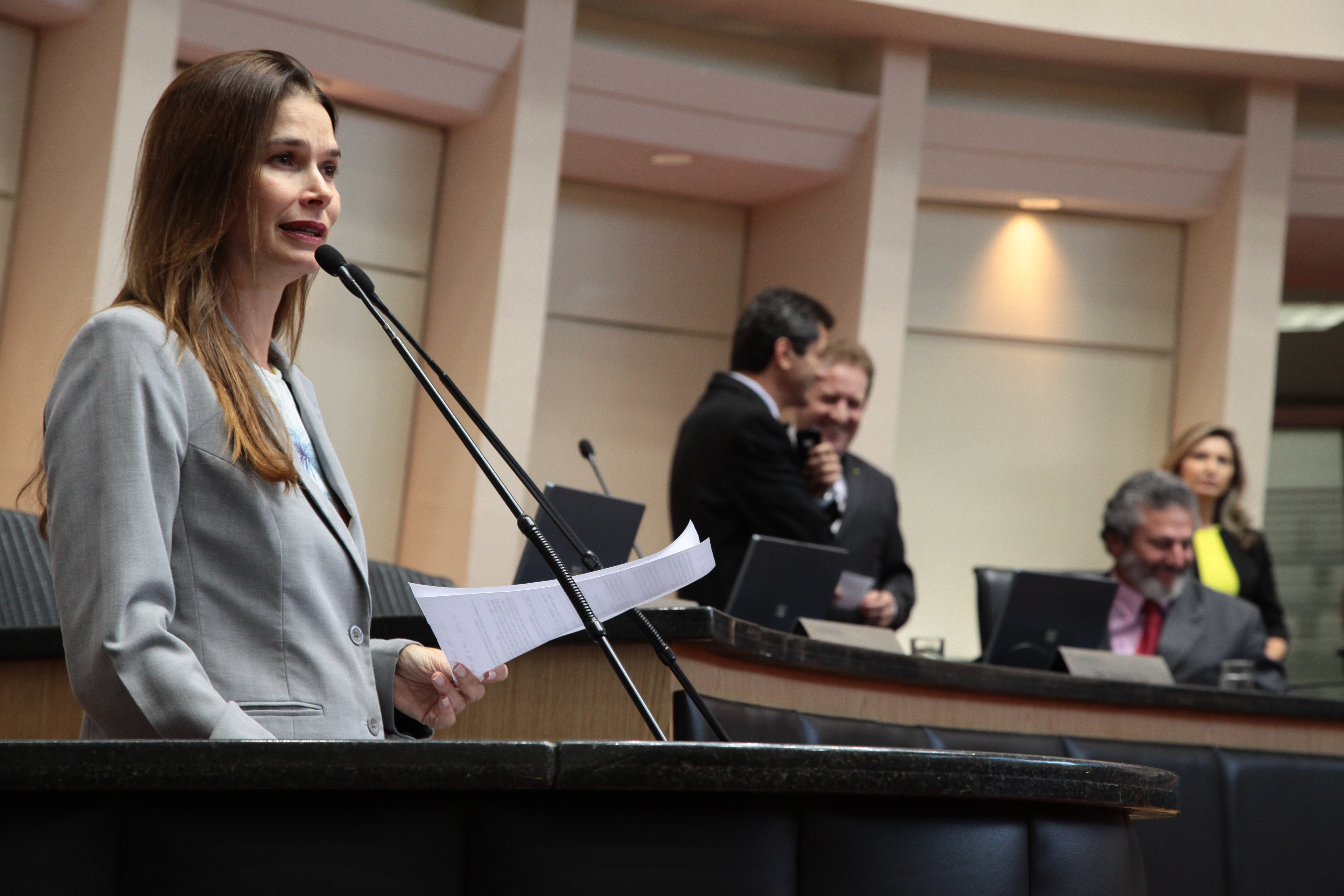 Sessão Ordinária - Plenário Osni Régis. Deputada Angela Albino (PC do B).  Foto: Miriam Zomer