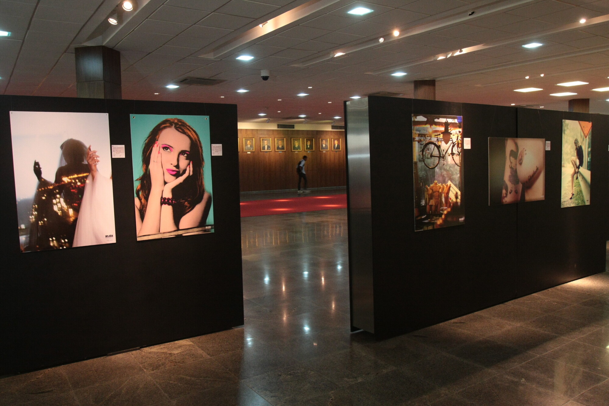 Mulheres são homenageadas com exposição fotográfica no Parlamento