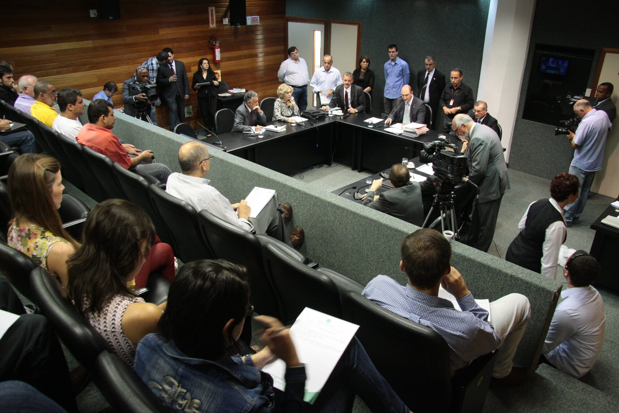 CCJ aprova projeto de lei que reajusta salário mínimo catarinense