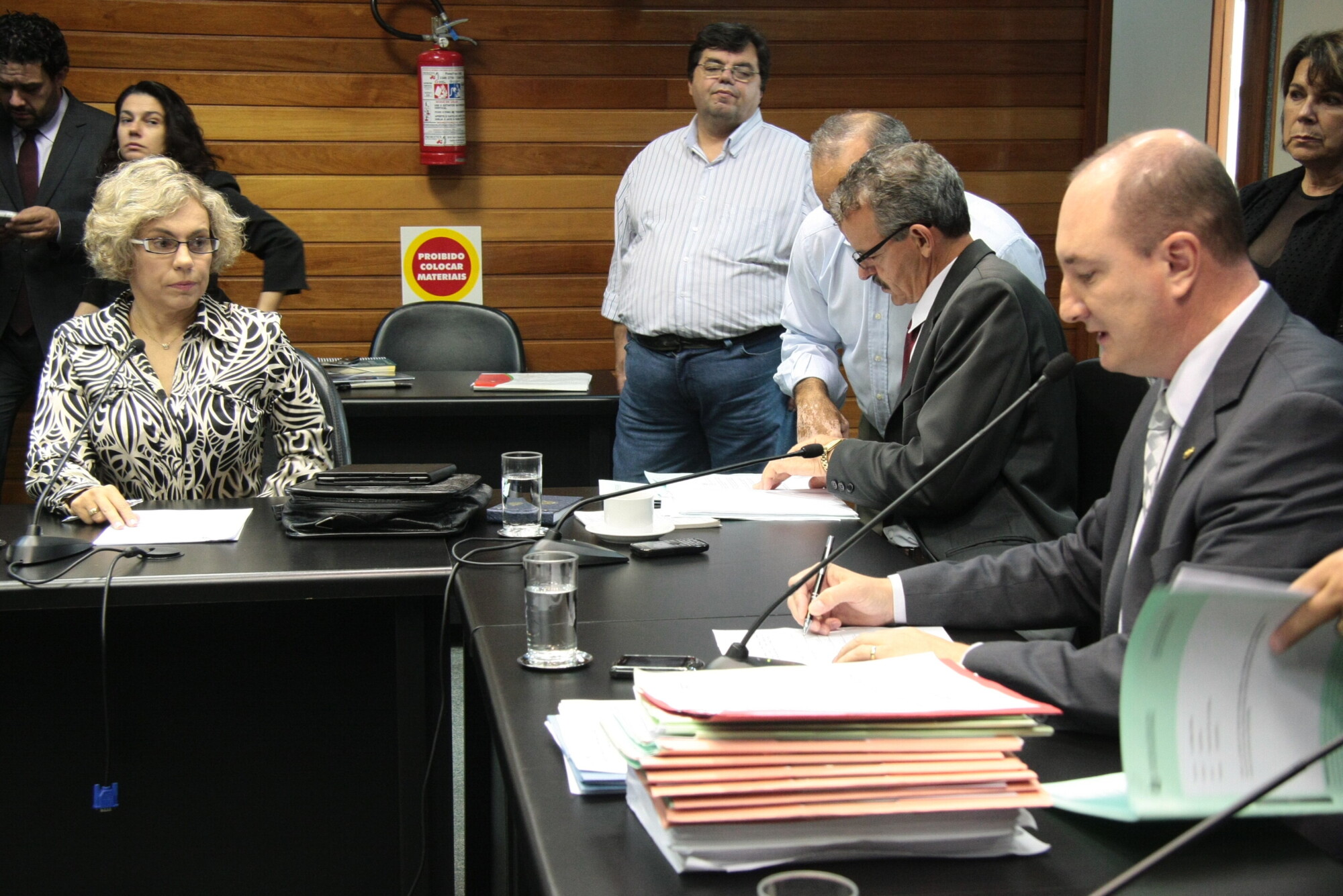 PLC sobre salários do magistério gera controvérsia, mas passa pela CCJ