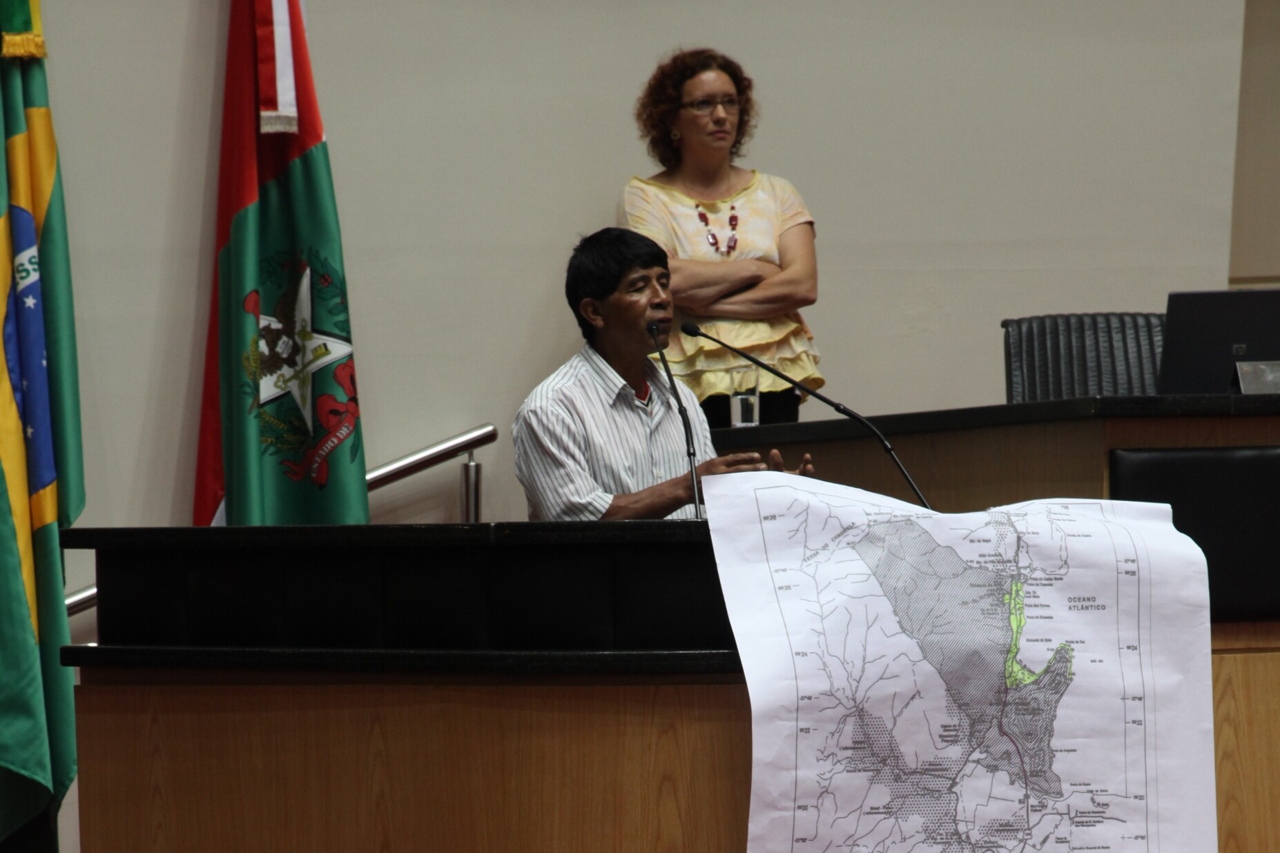 Na tribuna, comunidade se manifesta contra demarcação de terras indígenas