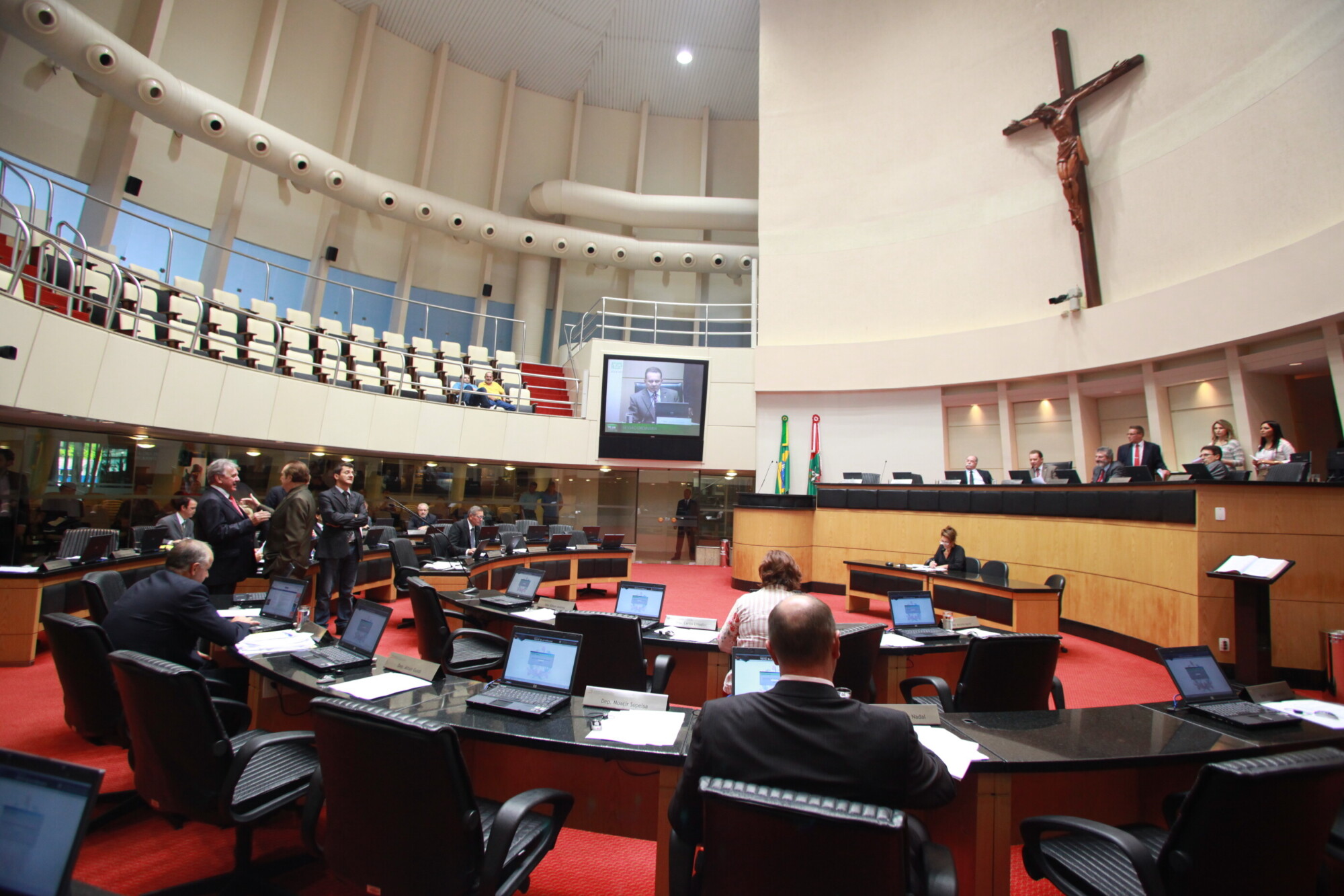 Deputados confirmam aumento do piso estadual