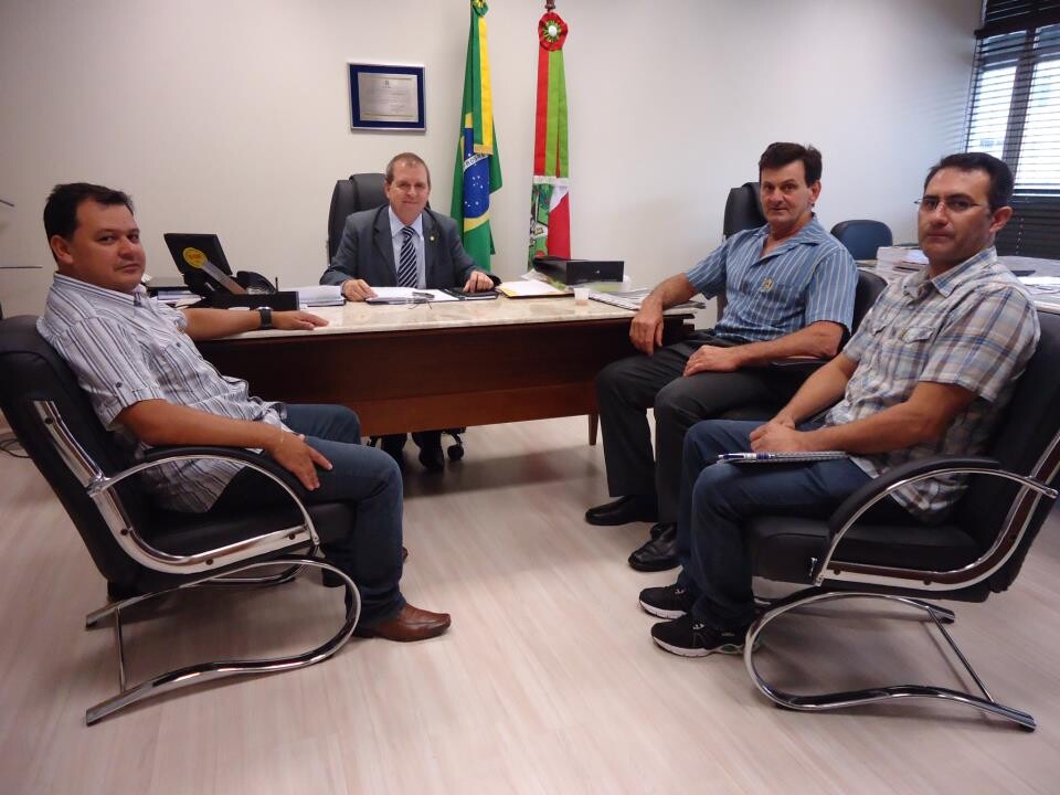 Deputado Mauricio Eskudlark (PSD) com os vereadores Miguel e Aldo e também com o diretor da Câmara de Planalto Alegre, Jucimar