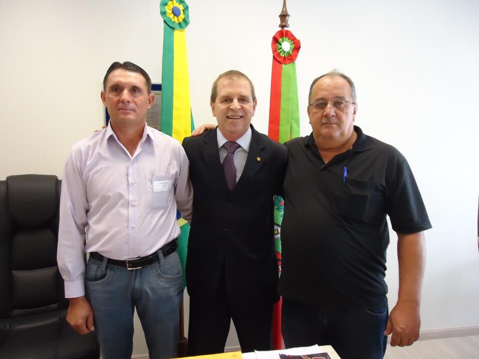 Deputado Mauricio Eskudlark (PSD) com os vereadores Pedro Trevisol e Popi, de Guaraciaba