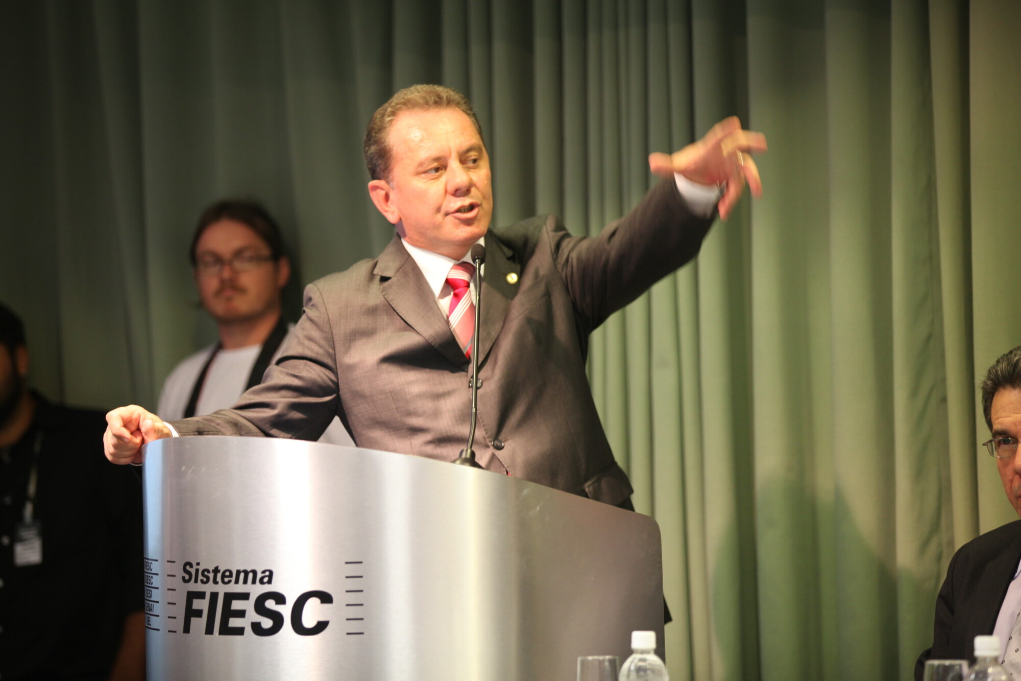 Fiesc lança 5ª edição da Agenda Legislativa da Indústria