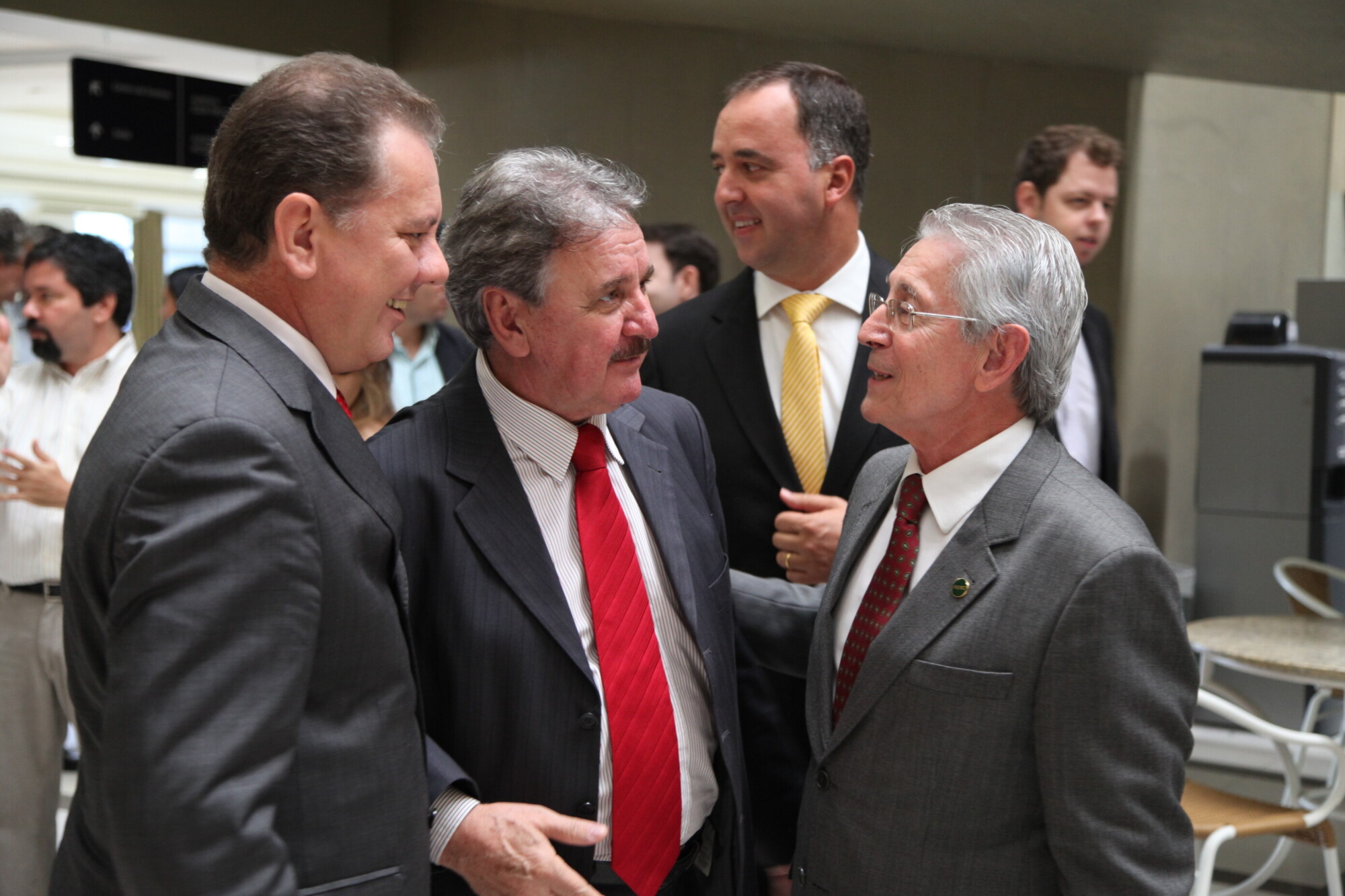 Deputados acompanham lançamento da Agenda Legislativa 2013 da Fiesc