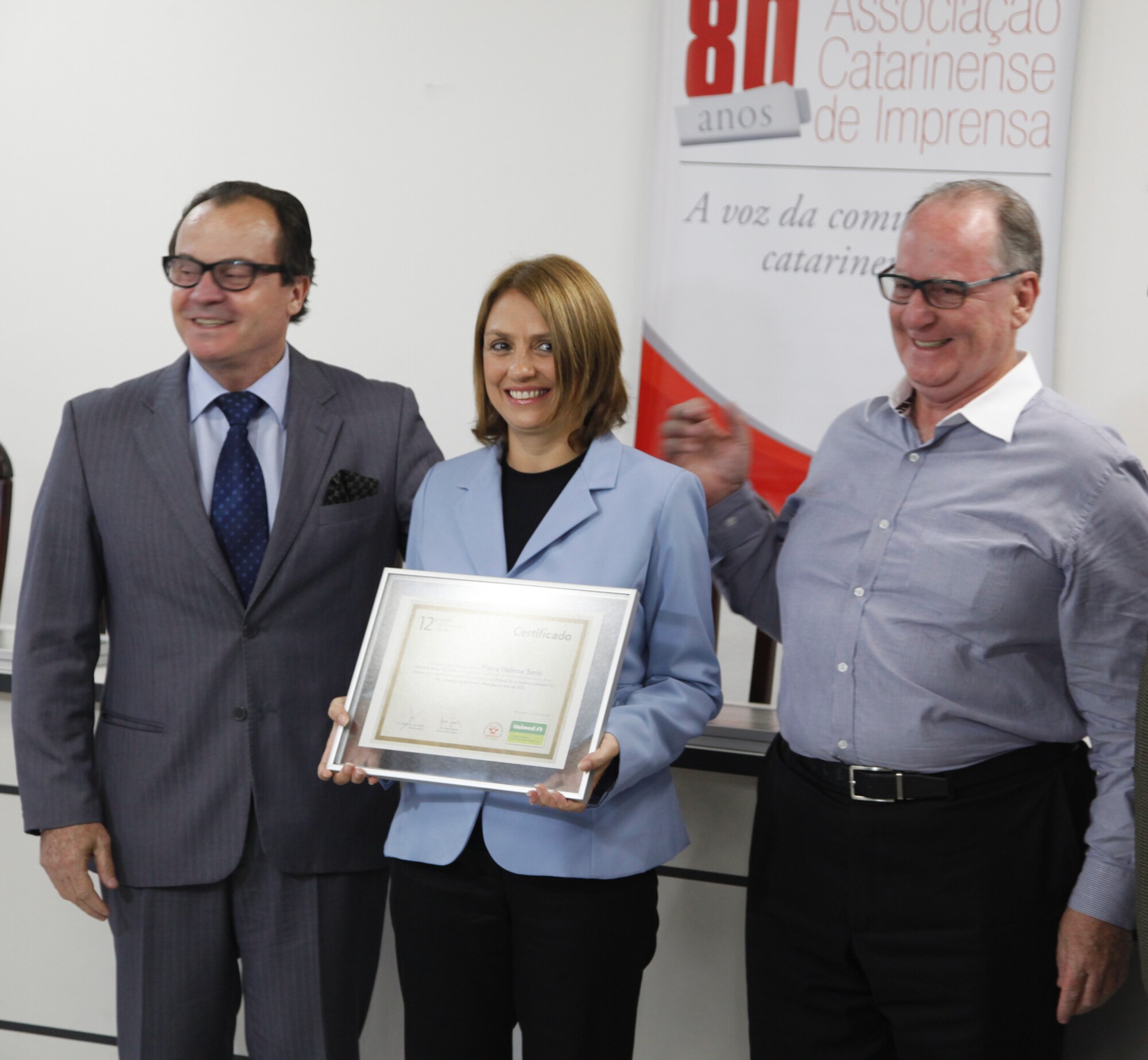 Equipe da T¨VAL recebe homenagem em evento da Unimed SC