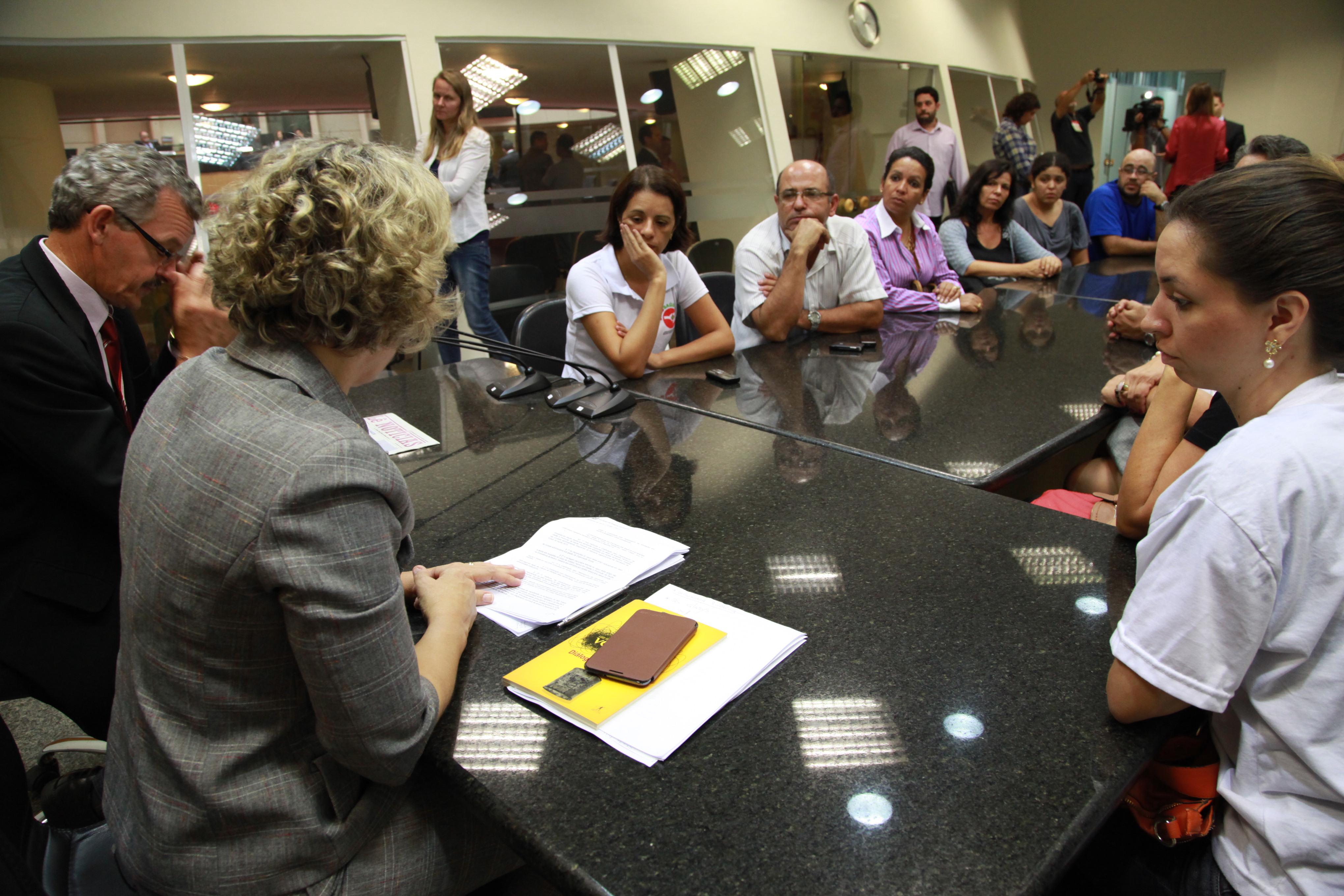 Liderança do PT em reunião com os servidores da saúde. Foto: Miriam Zomer