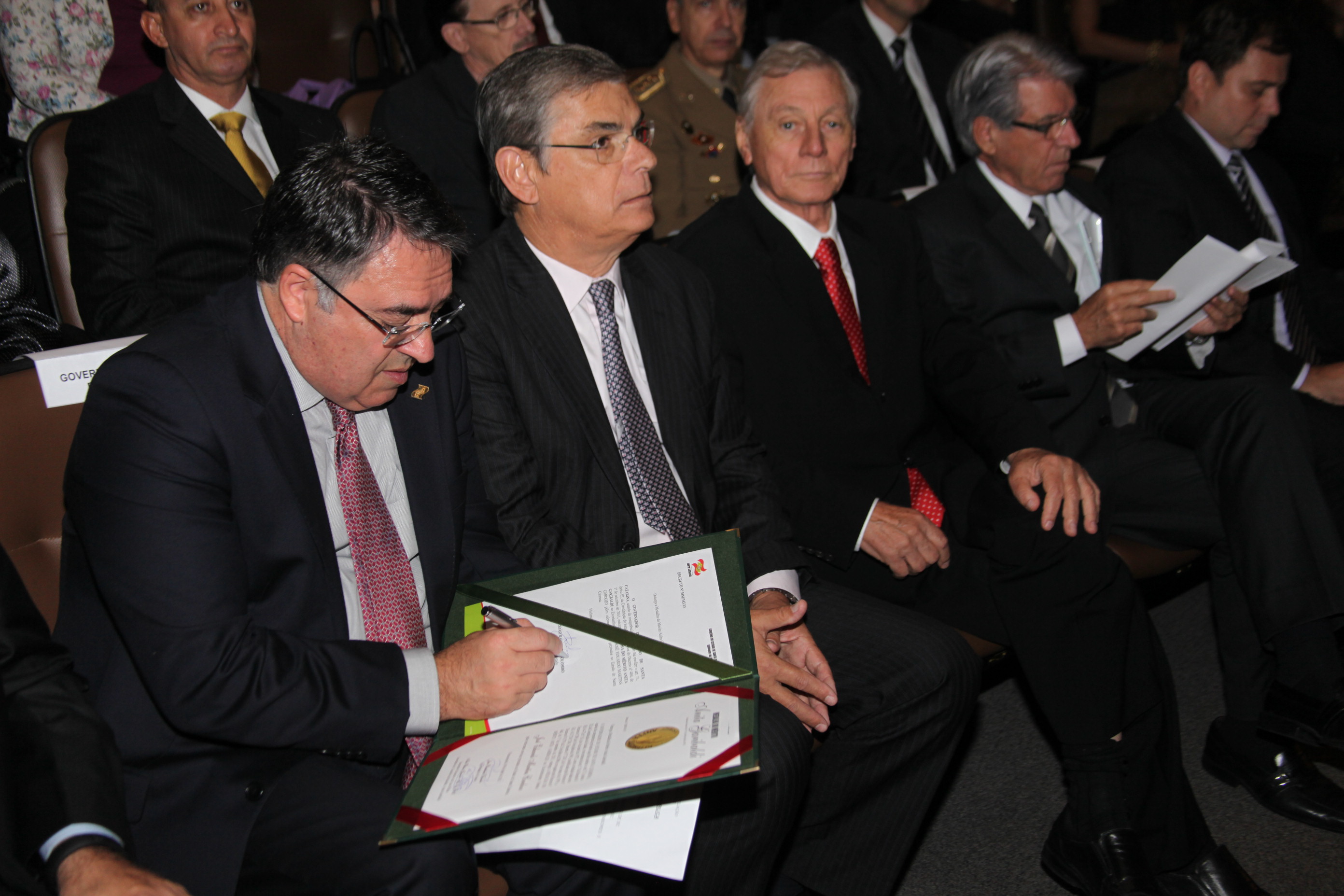 Governador Raimundo Colombo dá posse aos 40 defensores públicos de Santa Catarina. Foto: Fábio Queiroz