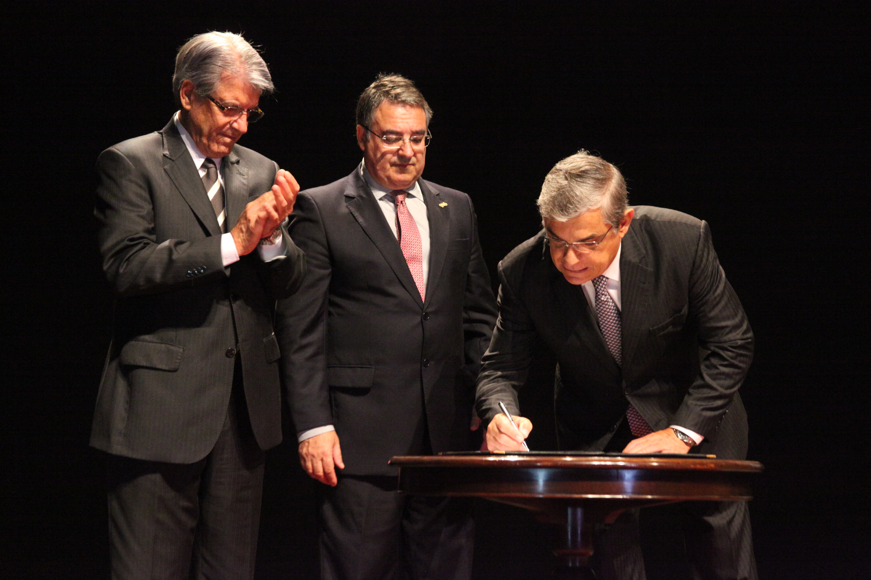 Governador Raimundo Colombo dá posse aos 40 defensores públicos de Santa Catarina. Foto: Fábio Queiroz