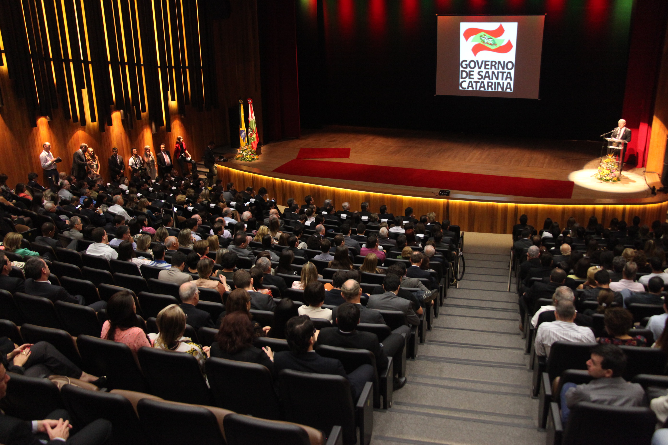 Governador Raimundo Colombo dá posse aos 40 defensores públicos de Santa Catarina. Foto: Fábio Queiroz