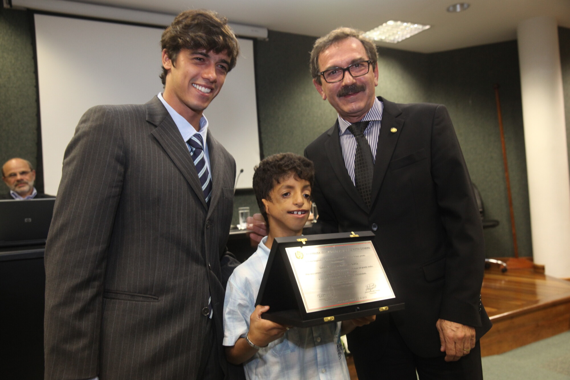 Felipe Damerau Ouriques com Gabriel e o deputado Serafin Venzon. Foto de Alberto Neves