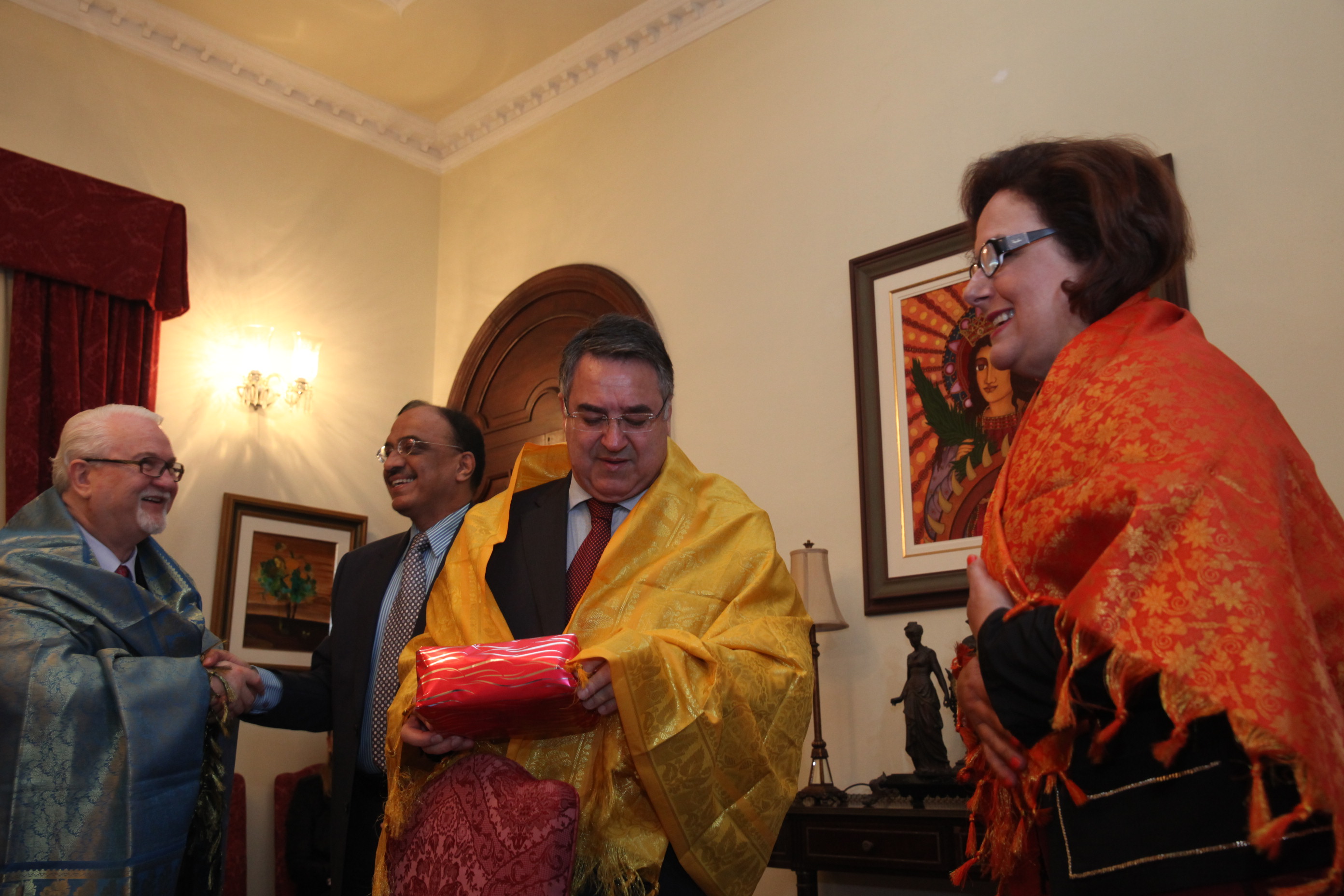 Deputada Dirce Heiderscheidt (PMDB) e o Presidente da Federação Internacional sobre o Envelhecimento Doutor Krishnamurthy Gangadharan reúnem-se com o governador de SC Raimundo Colombo.