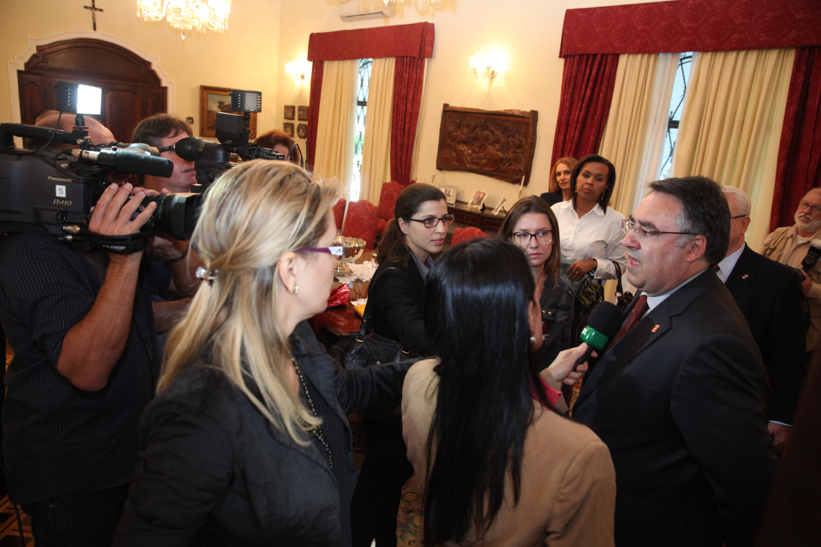 Deputada Dirce Heiderscheidt (PMDB) e o Presidente da Federação Internacional sobre o Envelhecimento Doutor Krishnamurthy Gangadharan reúnem-se com o governador de SC Raimundo Colombo.