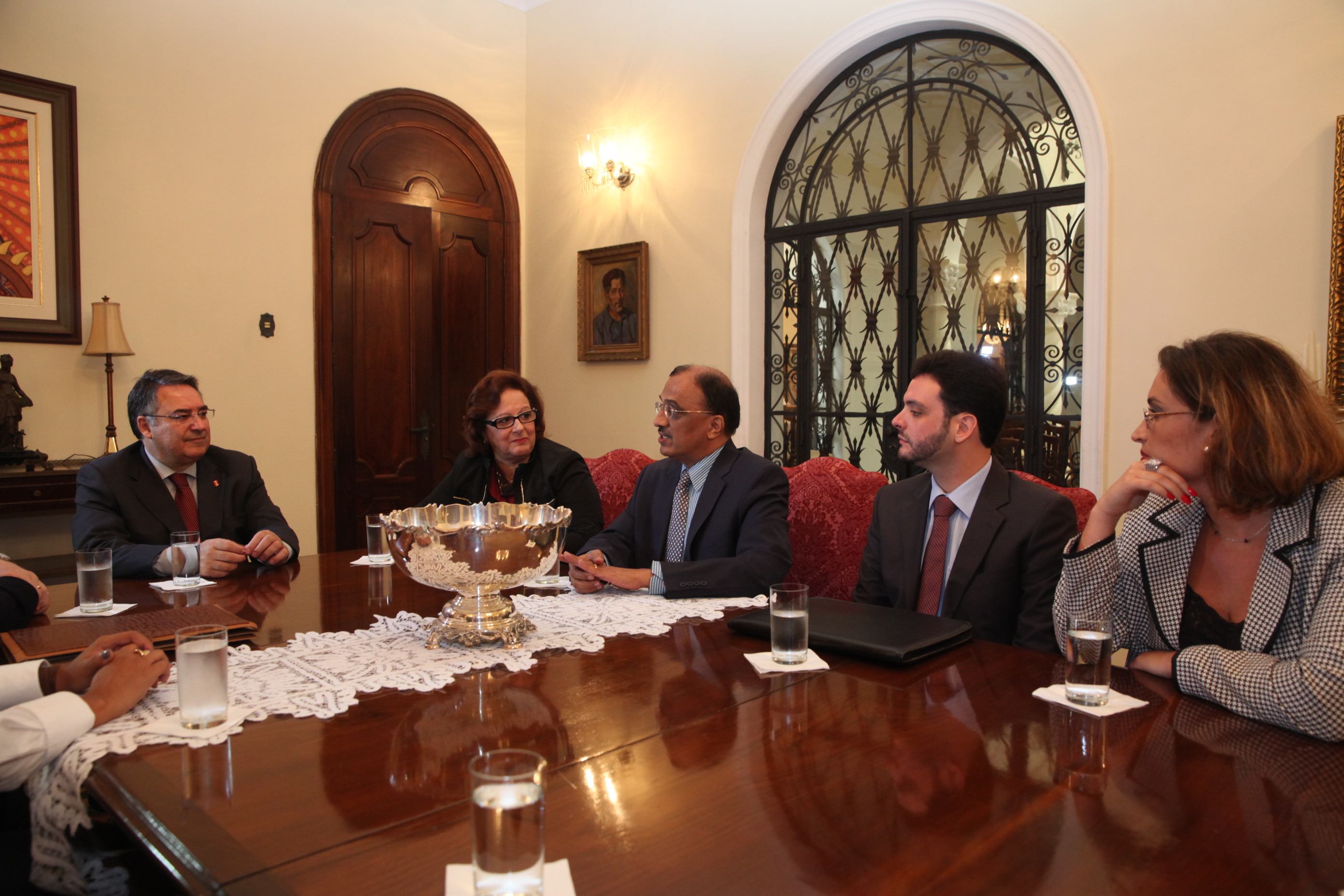 Deputada Dirce Heiderscheidt (PMDB) e o Presidente da Federação Internacional sobre o Envelhecimento Doutor Krishnamurthy Gangadharan reúnem-se com o governador de SC Raimundo Colombo.