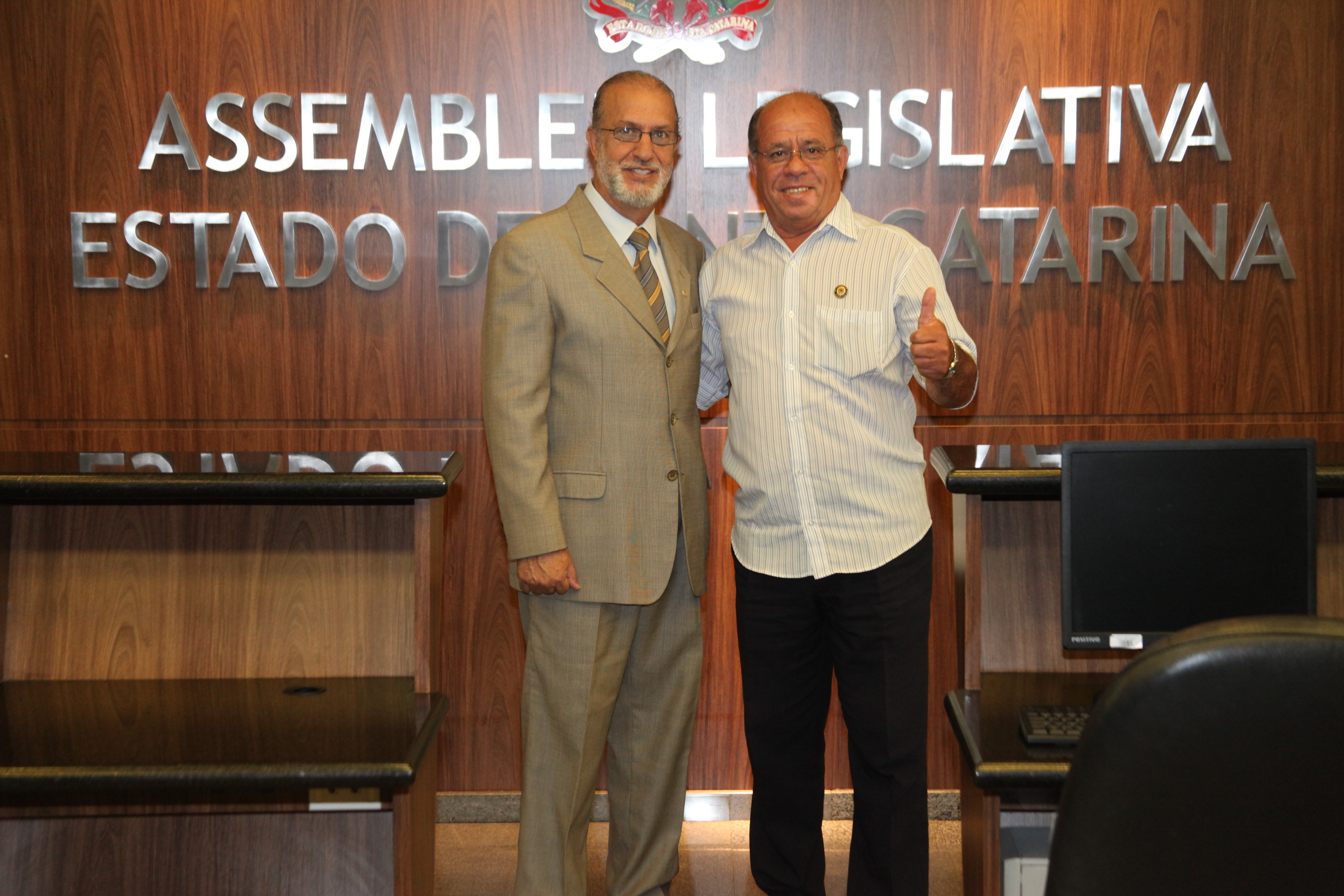 Deputados Nilson Gonçalves (PSDB) e Carlos Chiodini (PMDB) e vereadores de Itapoá reúnem-se com o secretário de Segurança Pública César Grubba. Foto: Fábio Queiroz