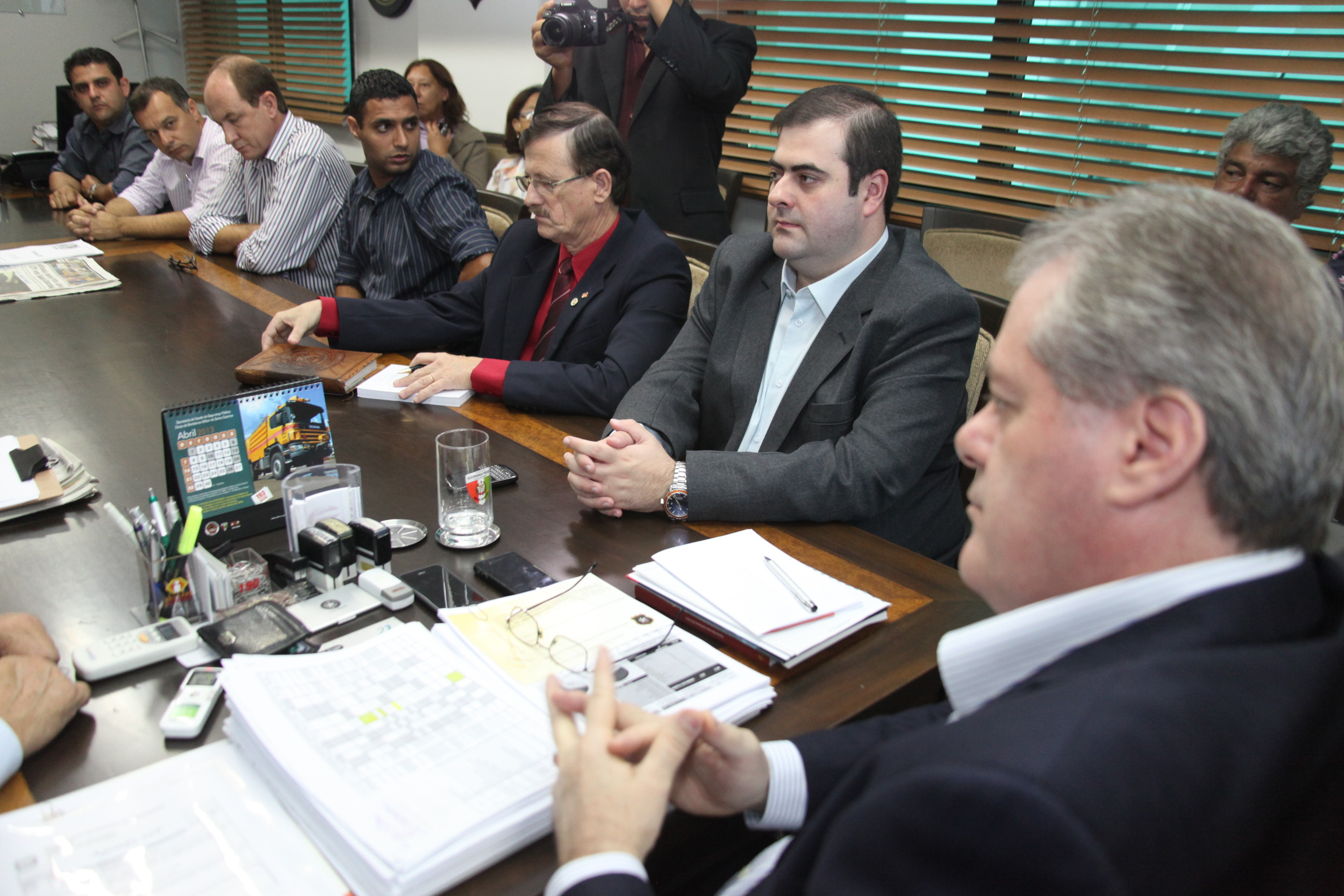Deputados Nilson Gonçalves (PSDB) e Carlos Chiodini (PMDB) e vereadores de Itapoá reúnem-se com o secretário de Segurança Pública César Grubba. Foto: Fábio Queiroz