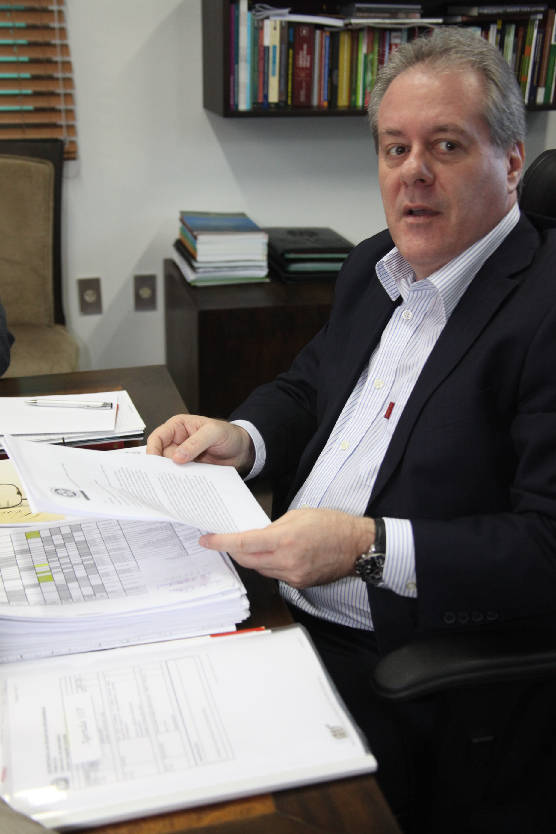 Deputados Nilson Gonçalves (PSDB) e Carlos Chiodini (PMDB) e vereadores de Itapoá reúnem-se com o secretário de Segurança Pública César Grubba. Foto: Fábio Queiroz