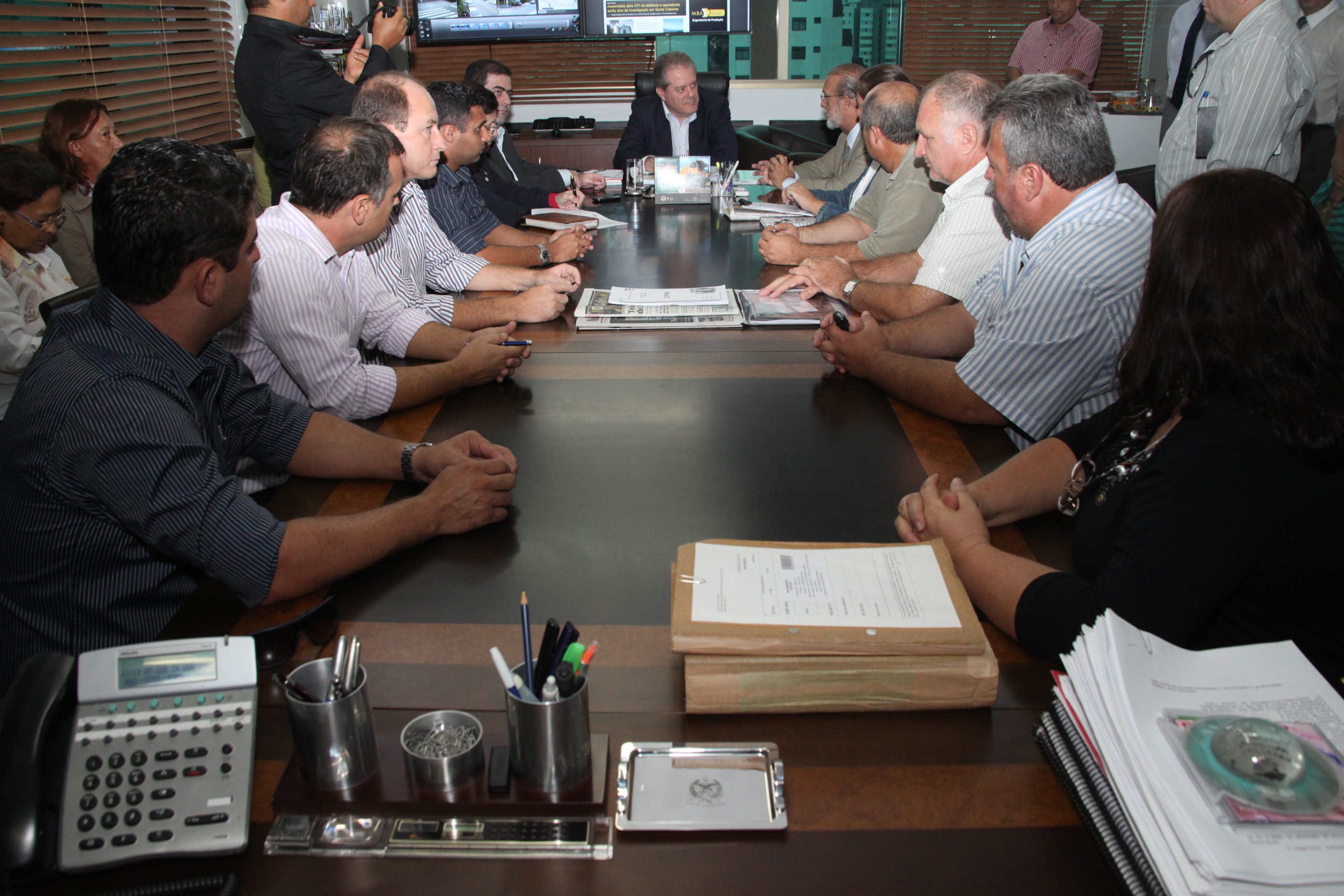 Deputados Nilson Gonçalves (PSDB) e Carlos Chiodini (PMDB) e vereadores de Itapoá reúnem-se com o secretário de Segurança Pública César Grubba. Foto: Fábio Queiroz