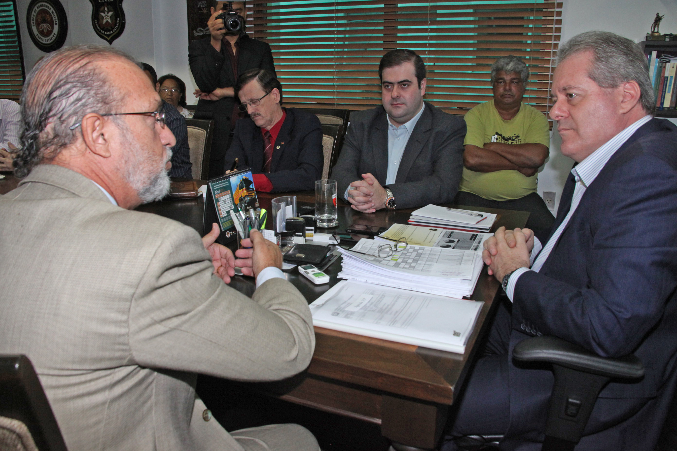 Deputados Nilson Gonçalves (PSDB) e Carlos Chiodini (PMDB) e vereadores de Itapoá reúnem-se com o secretário de Segurança Pública César Grubba. Foto: Fábio Queiroz