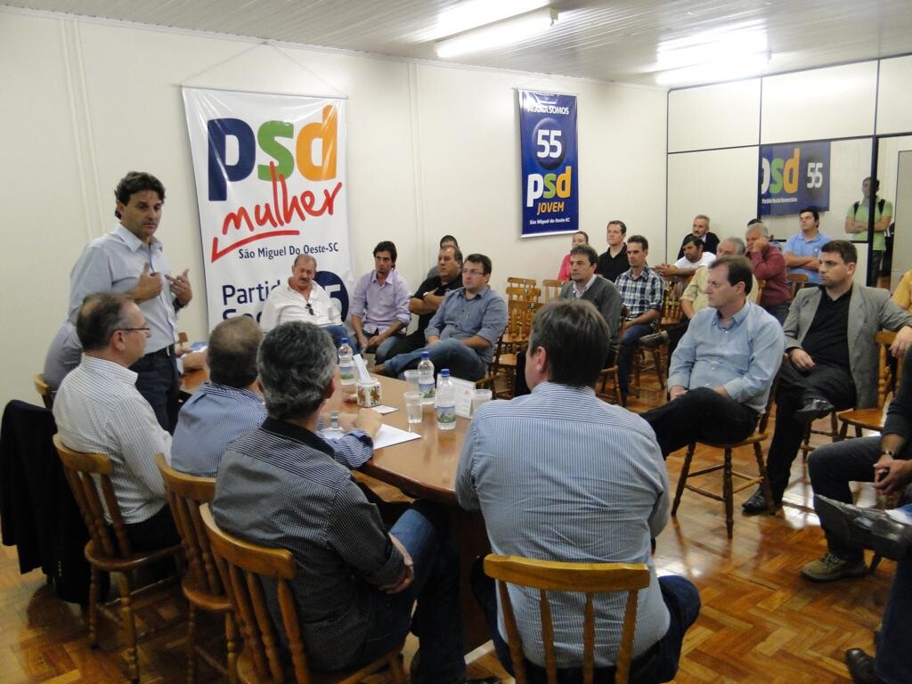 Deputado estadual Maurício Eskudlark e o deputado federal Paulinho Bornhausen com lideranças regionais