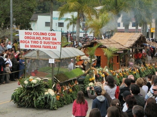 Assembleia sedia exposição de produtos agrícolas de Antônio Carlos