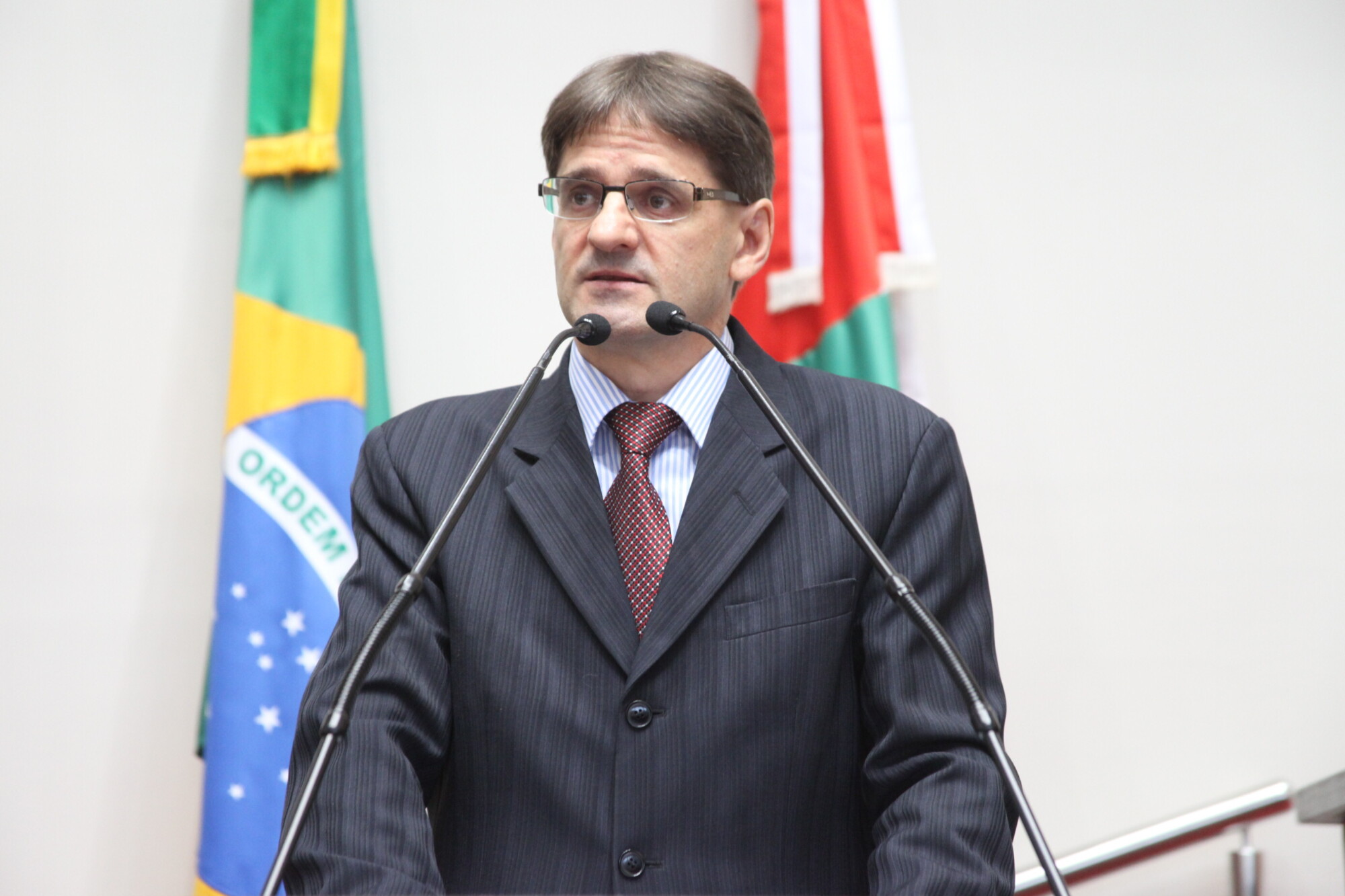Parlamentares se manifestam contra reenturmação nas escolas