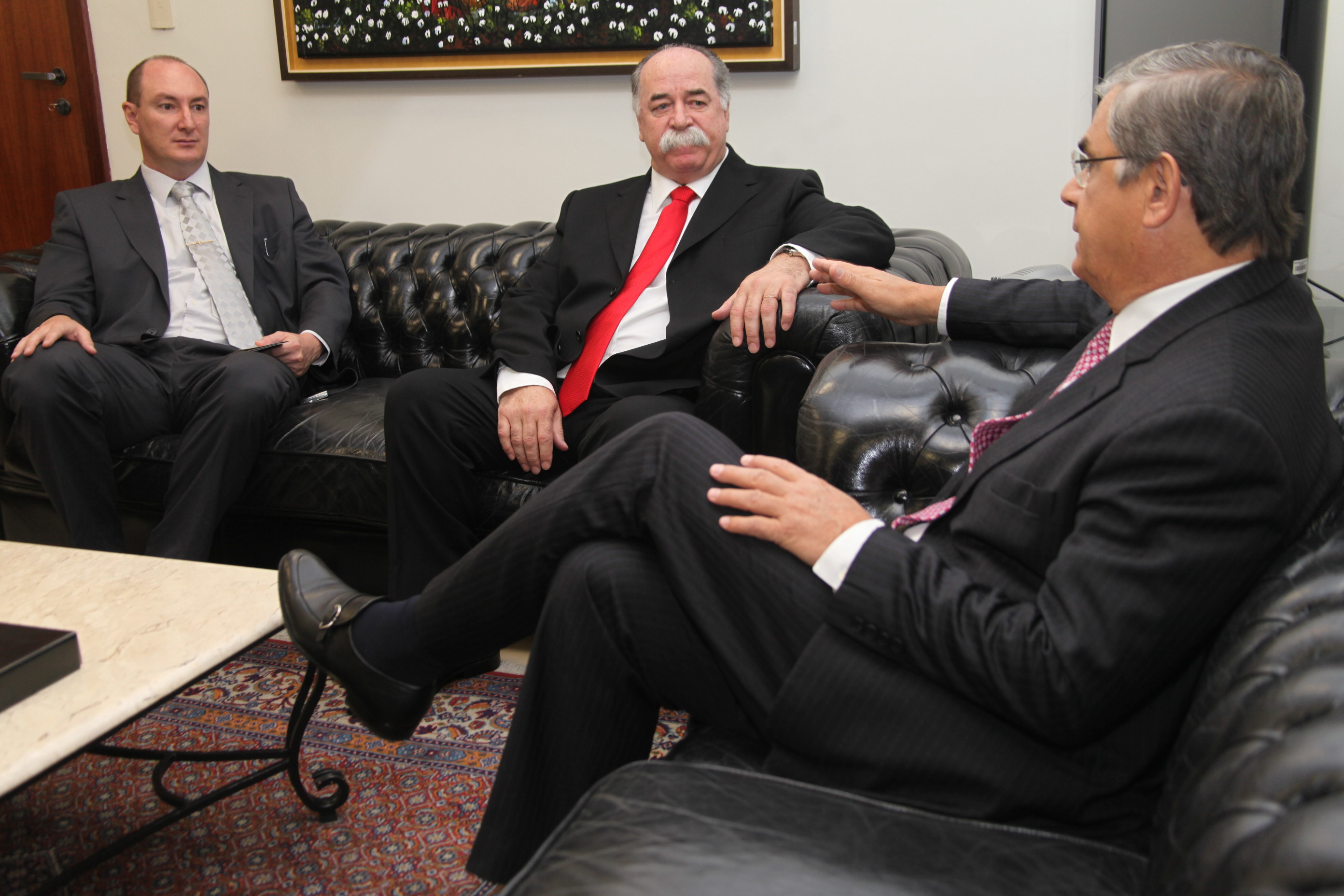 Presidente em exercício da Alesc, Romildo Titon (PMDB), recebe a visita do vice-governador do estado, Eduardo Pinho Moreira. Foto: Fábio Queiroz