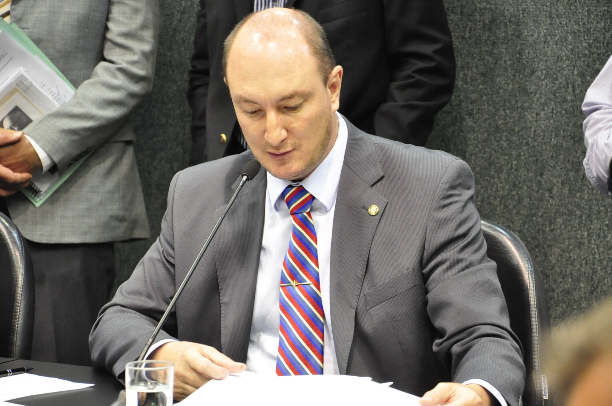 Mauro de Nadal lê nota técnica sobre projetos que tratam da segurança contra incêndios