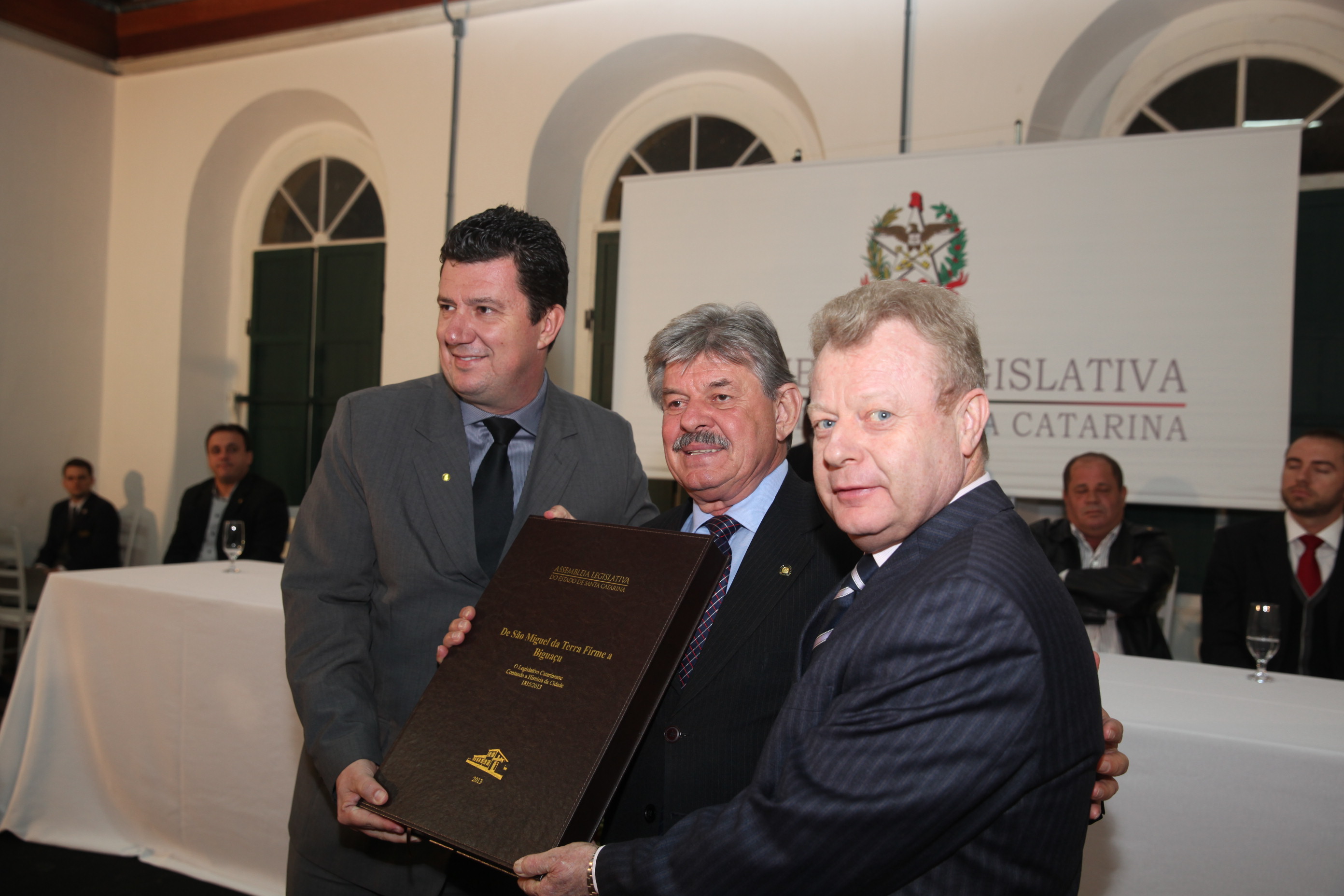 Sessão Solene em homenagem ao aniversário de 180 anos de emancipação Político-Administrativa de Biguaçu e entrega do livro 