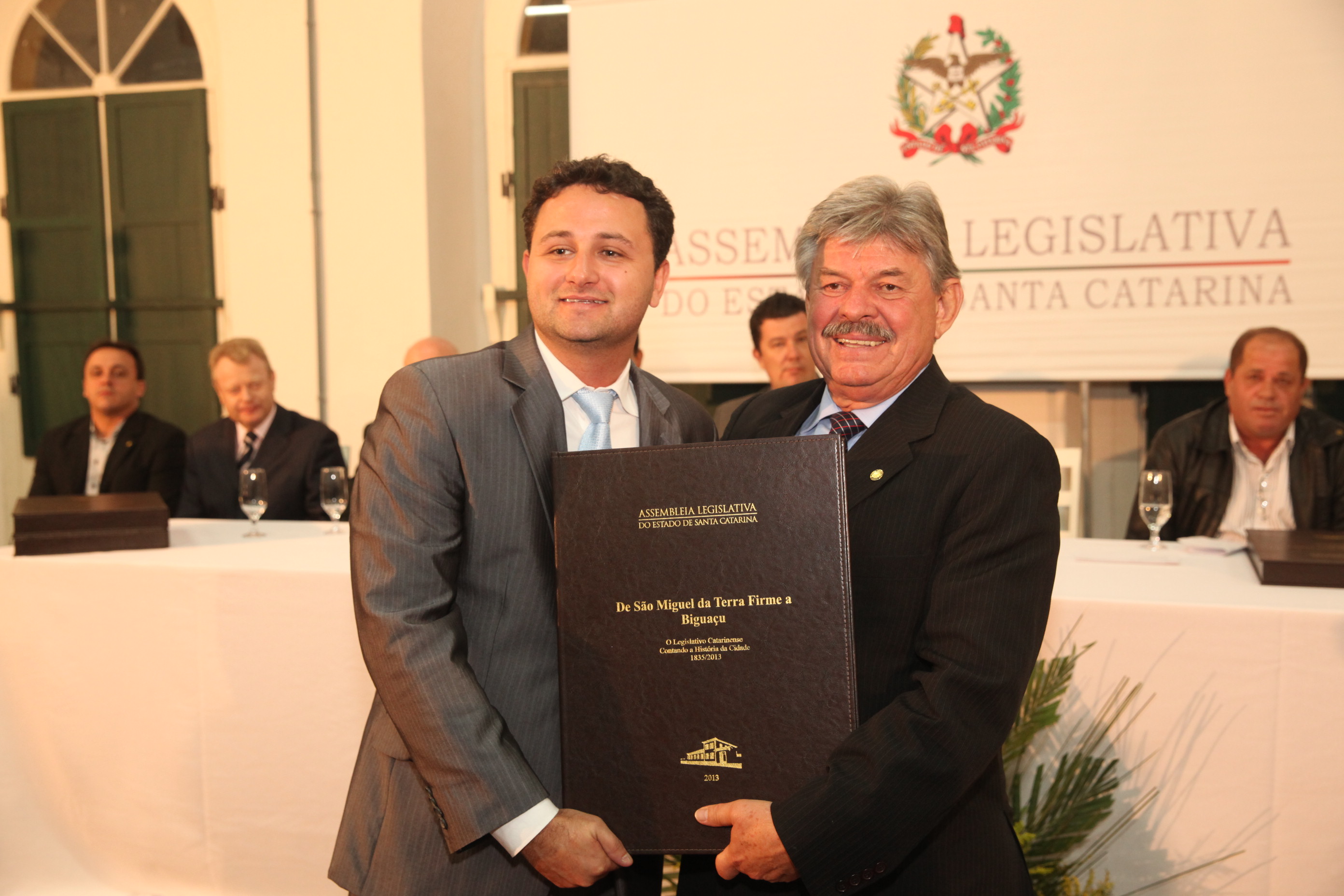 Sessão Solene em homenagem ao aniversário de 180 anos de emancipação Político-Administrativa de Biguaçu e entrega do livro 