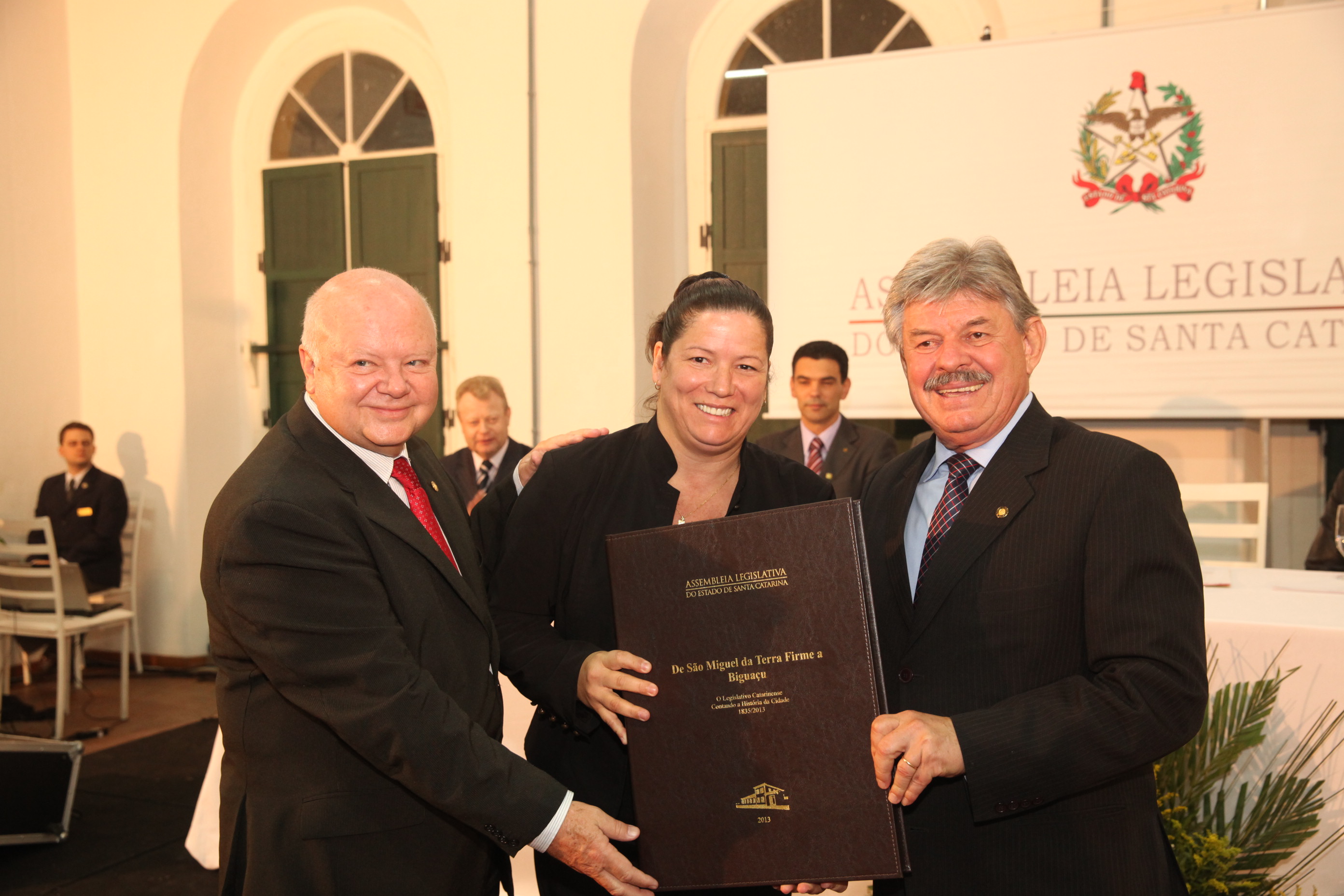 Sessão Solene em homenagem ao aniversário de 180 anos de emancipação Político-Administrativa de Biguaçu e entrega do livro 