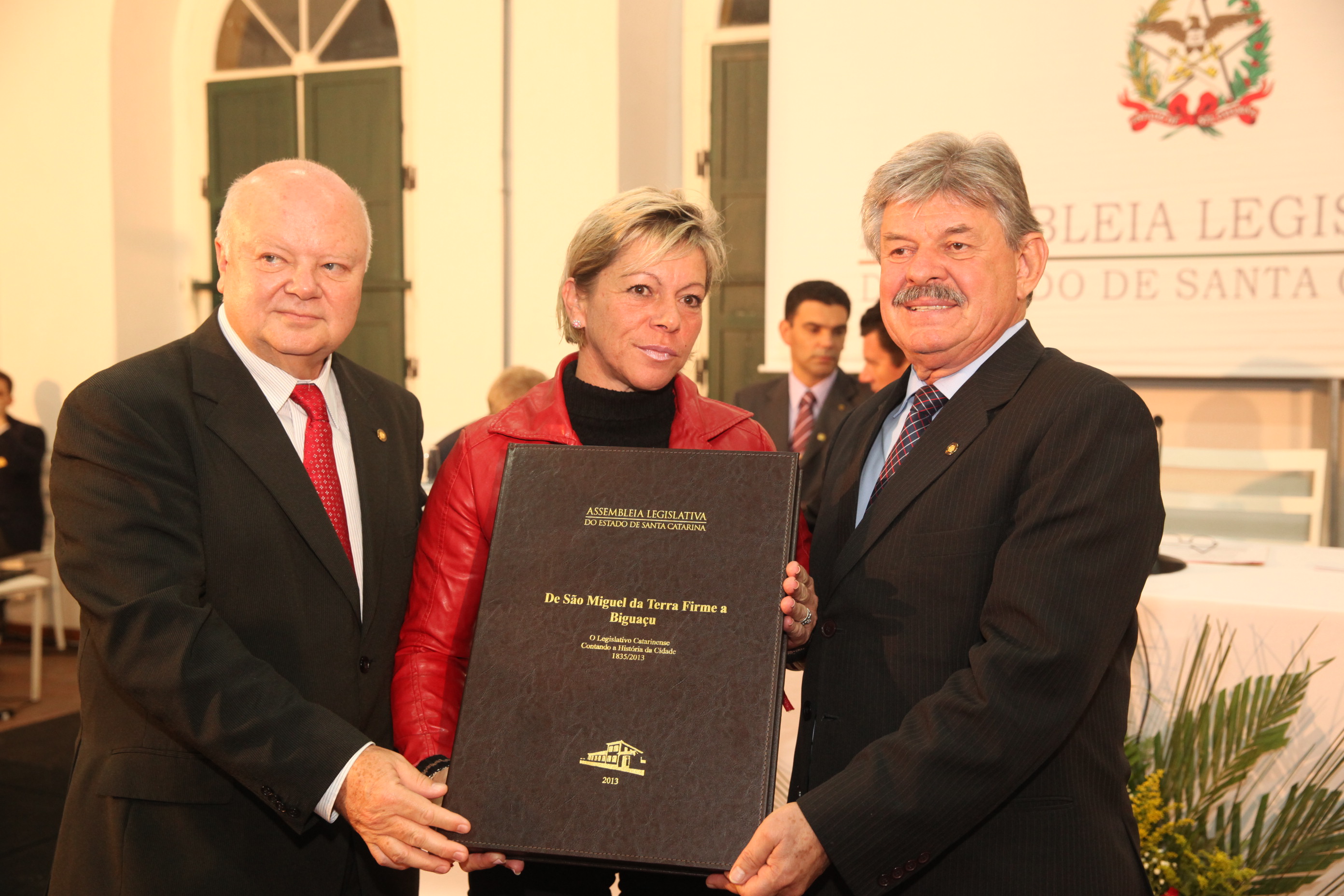 Sessão Solene em homenagem ao aniversário de 180 anos de emancipação Político-Administrativa de Biguaçu e entrega do livro 