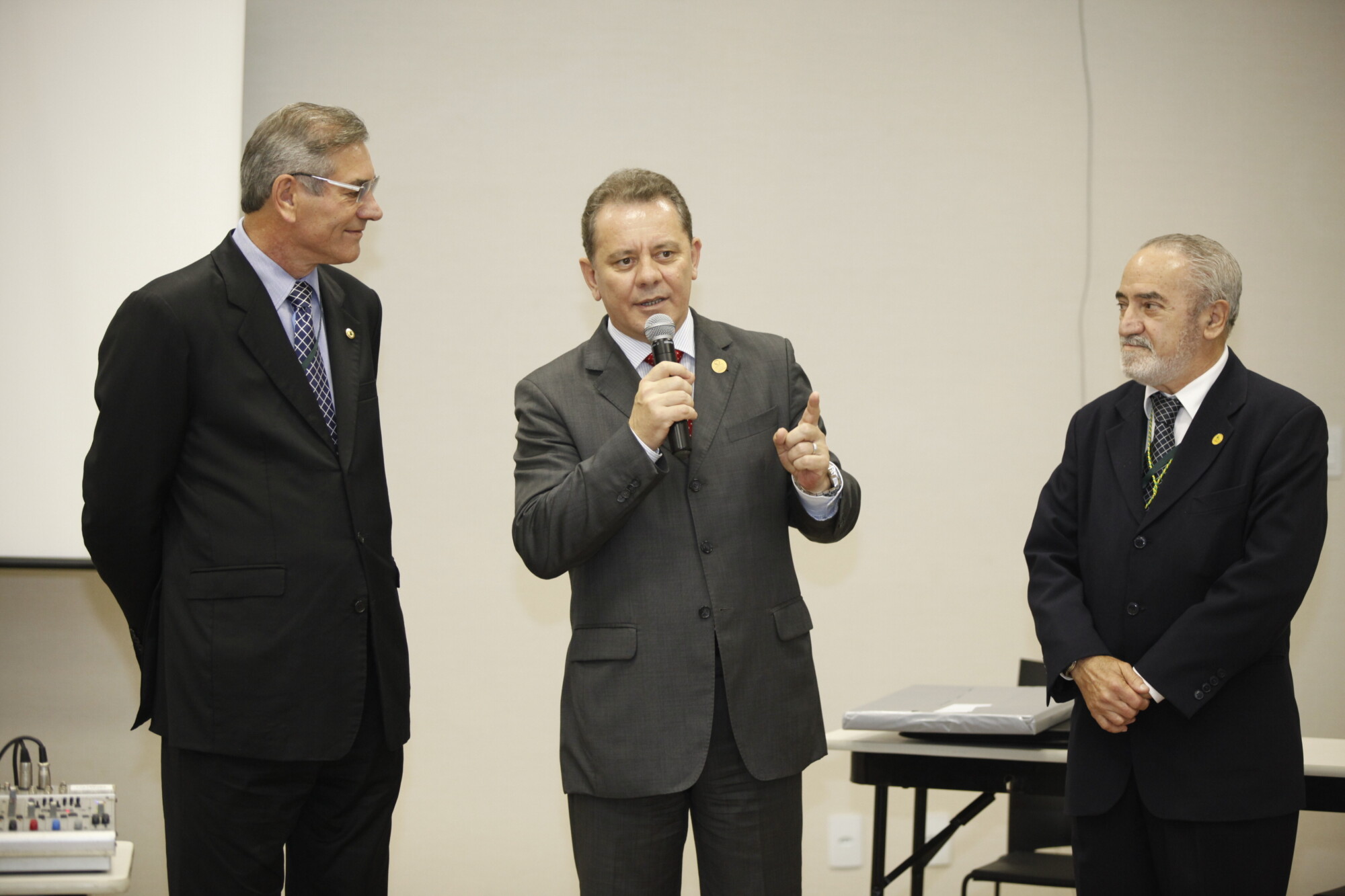 Acompanhado por Dreveck, Ponticelli destaca a importância das escolas do legislativo. FOTO: Carlos Kilian/Agência AL