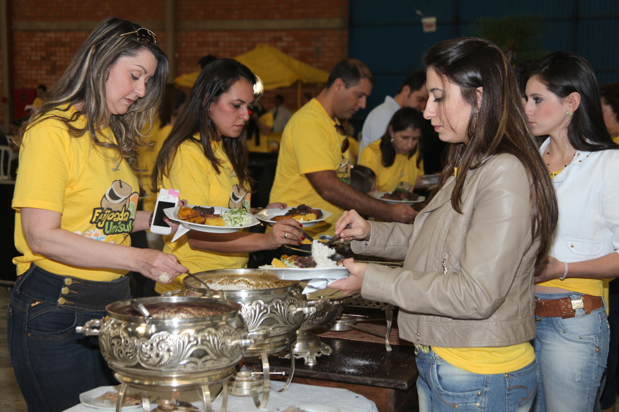 Feijoada beneficente destina recursos à Apae de Tubarão. Foto Fábio Queiroz