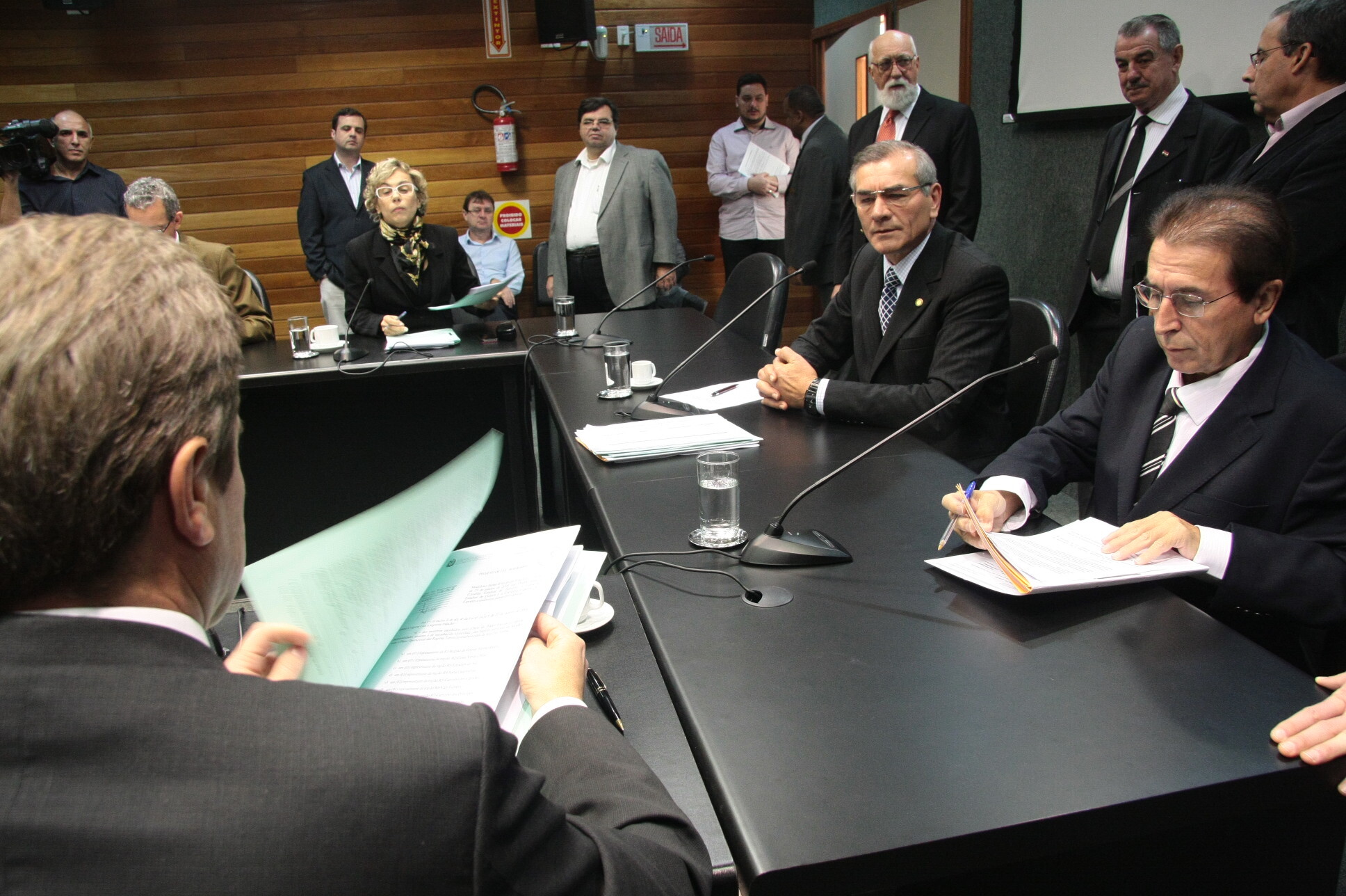 CCJ aprova mudança na Constituição para acelerar a contratação de obras