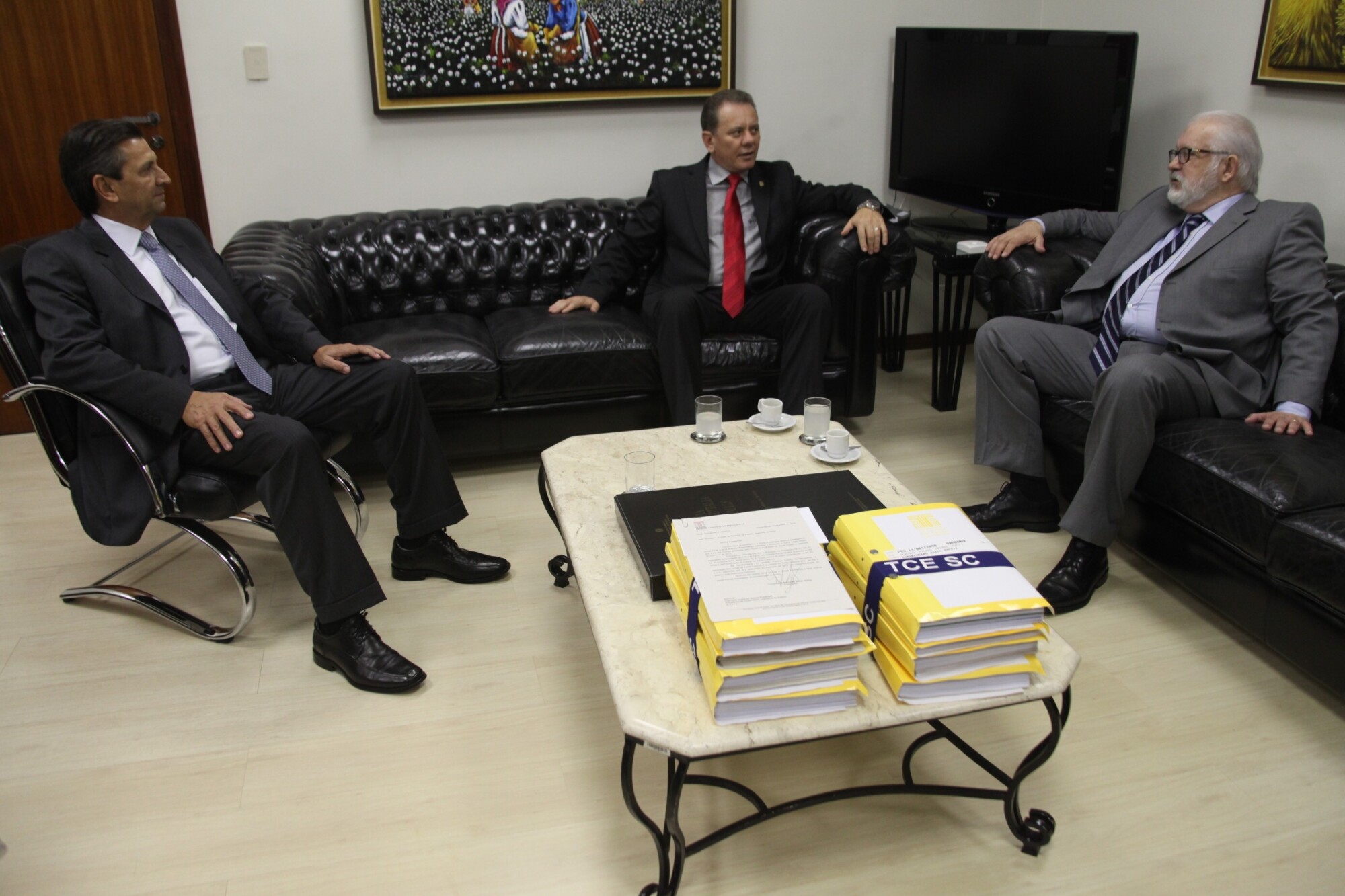 Julio Garcia (e), Joares Ponticelli e Salomão Ribas, durante a entrega das contas estaduais de 2012. FOTO: Miriam Zomer/Agência AL