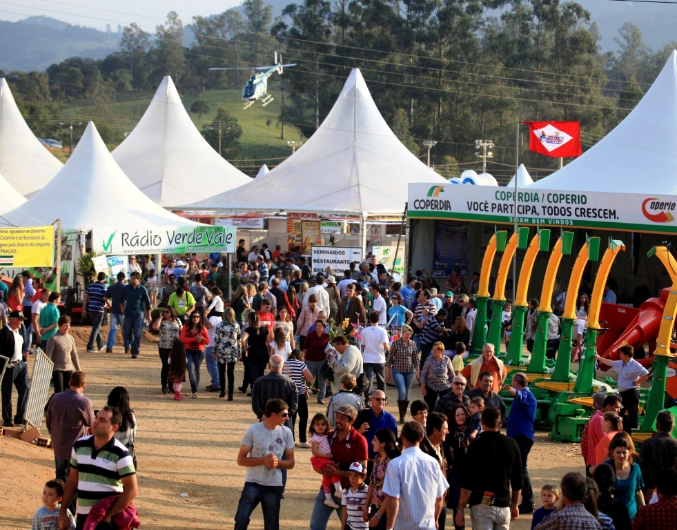 Publico em grande numero  prestigia na tarde deste  Sabado a FEAGRO 2013.   Foto Carlos Kilian/AgenciaAL