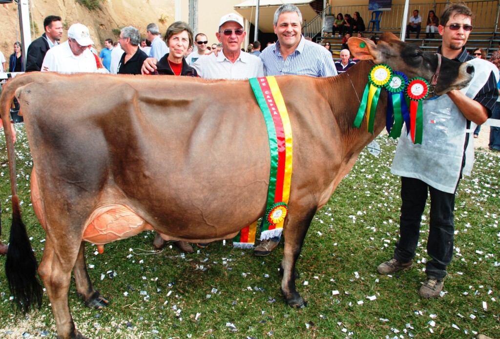 Casemiro Marin e o empresário Paulo Zanchi com a grande campeã do torneio. Foto Carlos Kilian