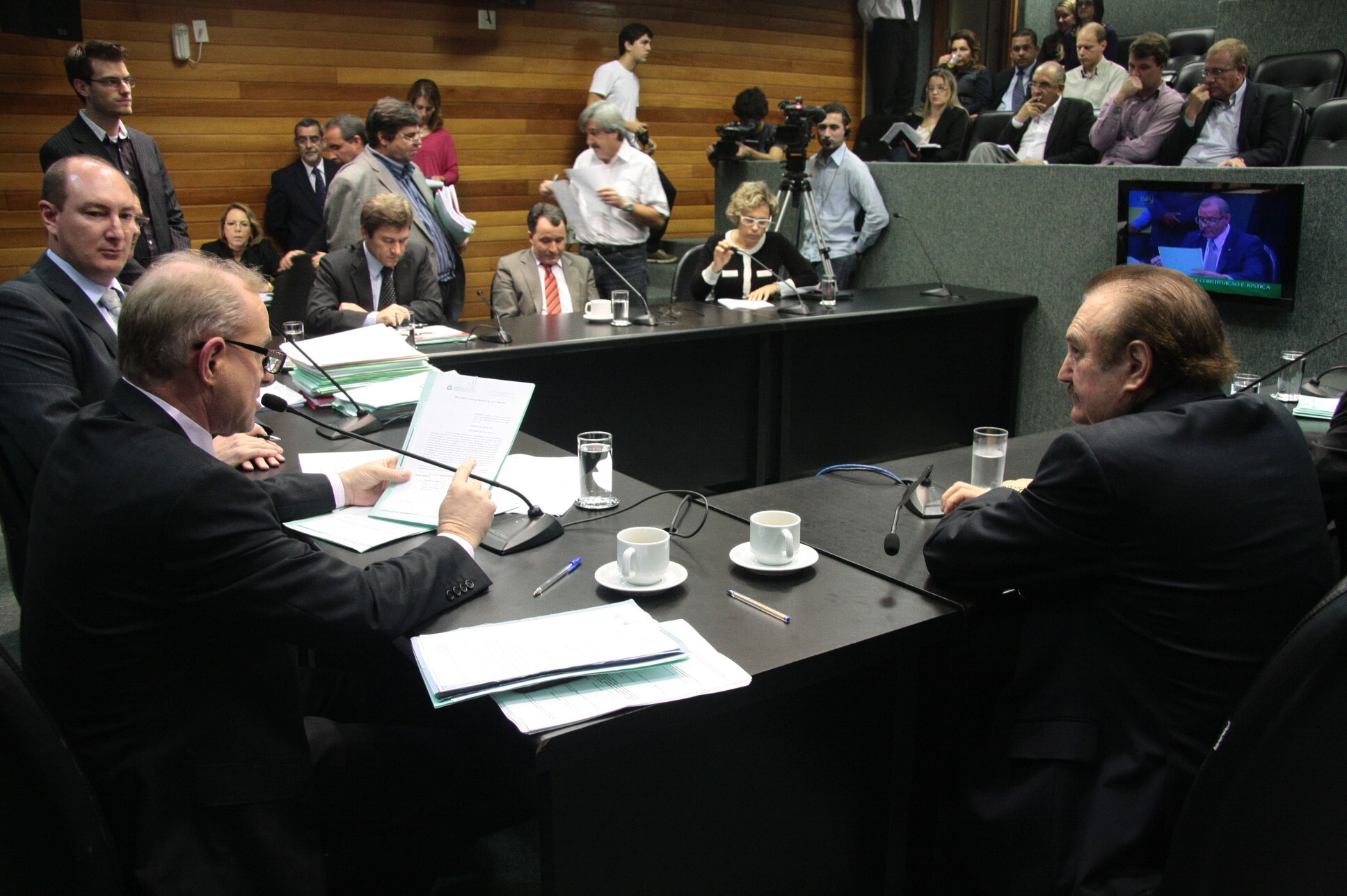 Projeto que cria fundo de apoio aos municípios gera polêmica durante reunião da CCJ