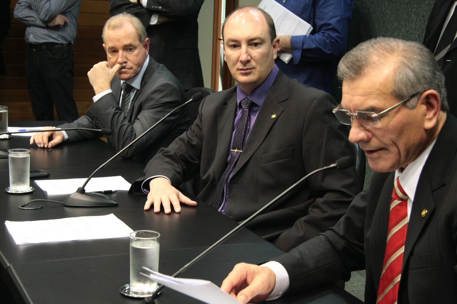 Deputado Mauro (C) preside a CCJ onde foi discutido projeto de criação do Fundam