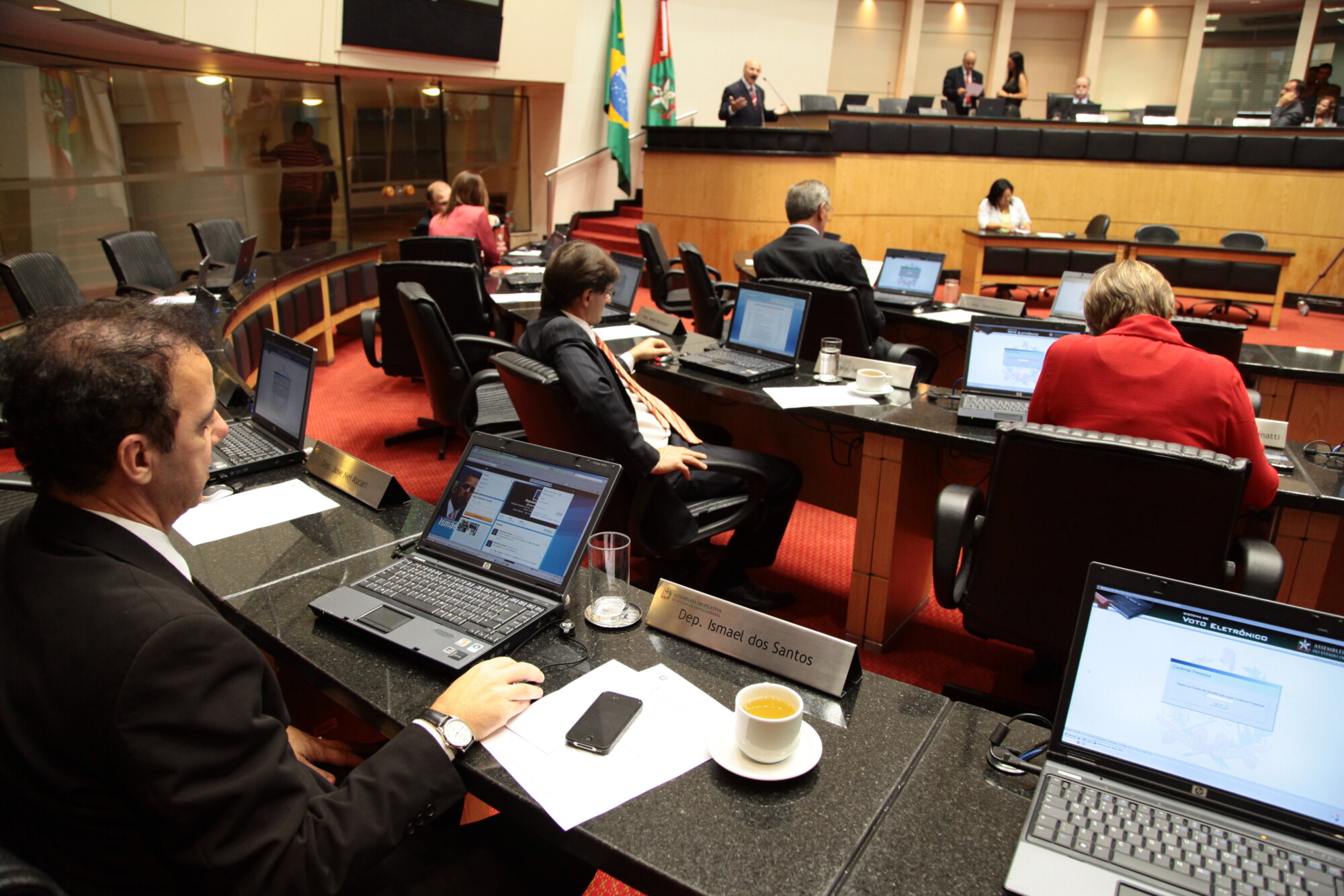 Parlamentares comentam manifestações populares no país