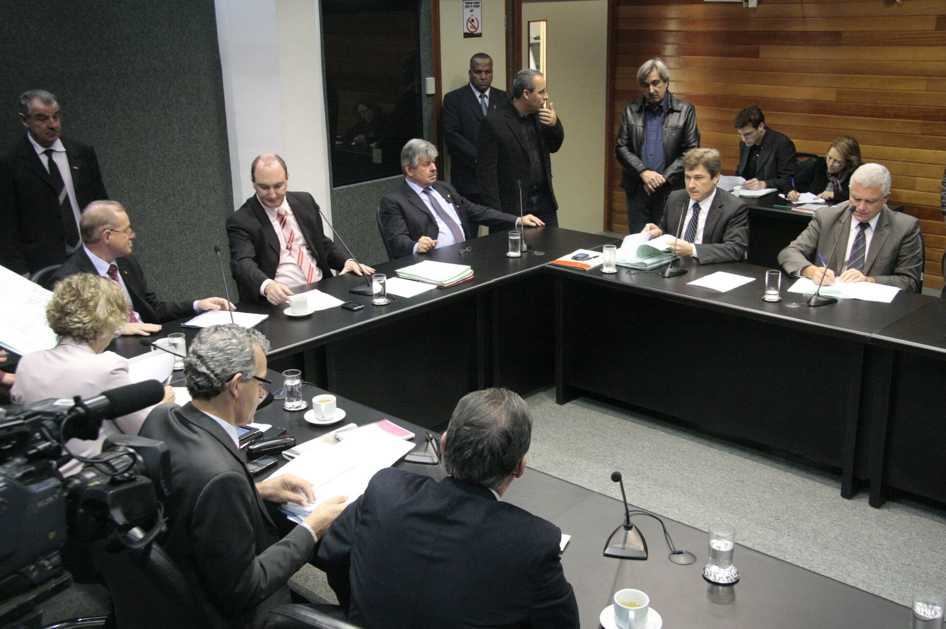 CCJ aprova projetos que modificam cargos, salários e gratificações no MPSC