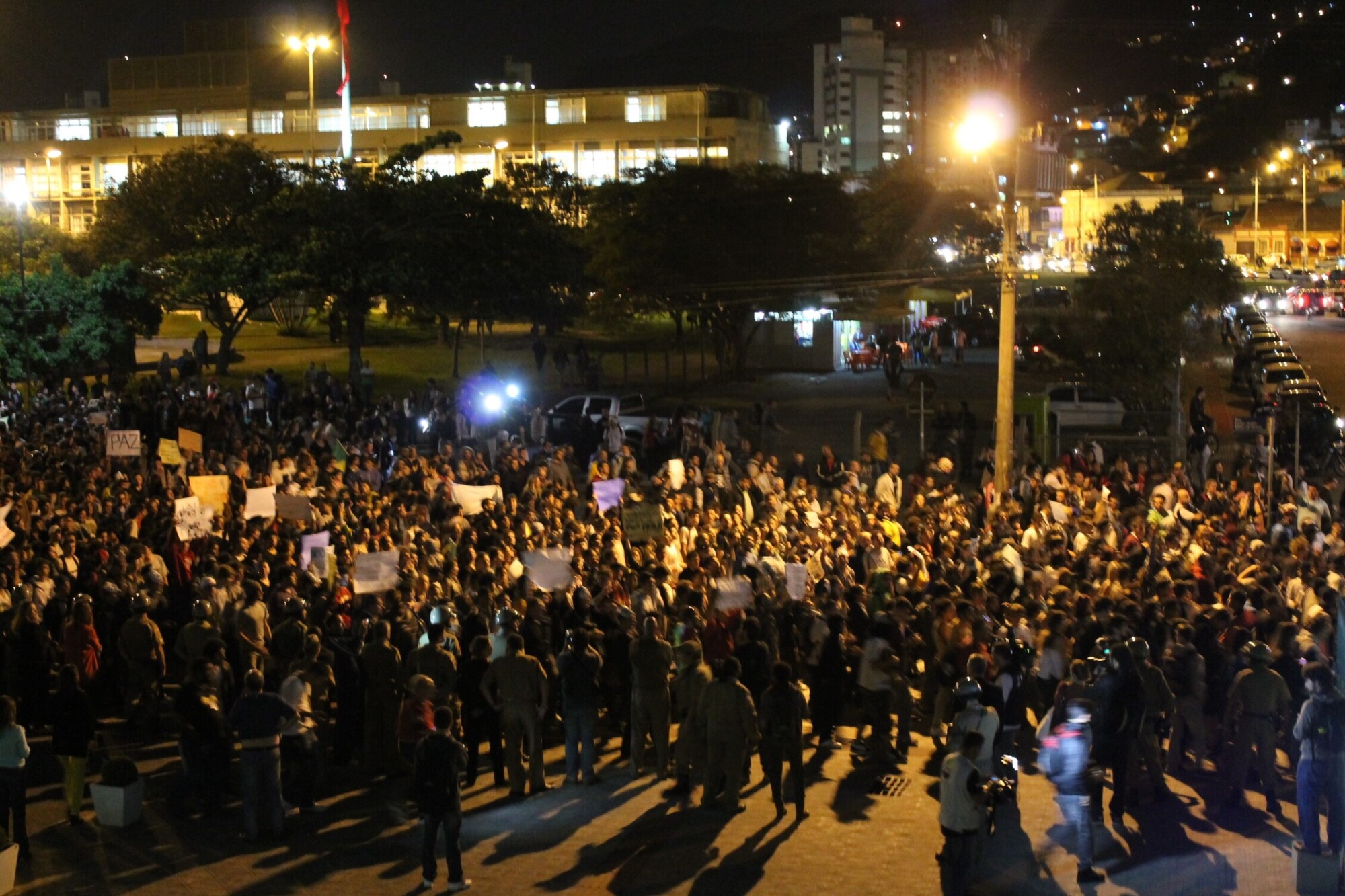 Manifestantes protestam pacificamente diante da Assembleia Legislativa