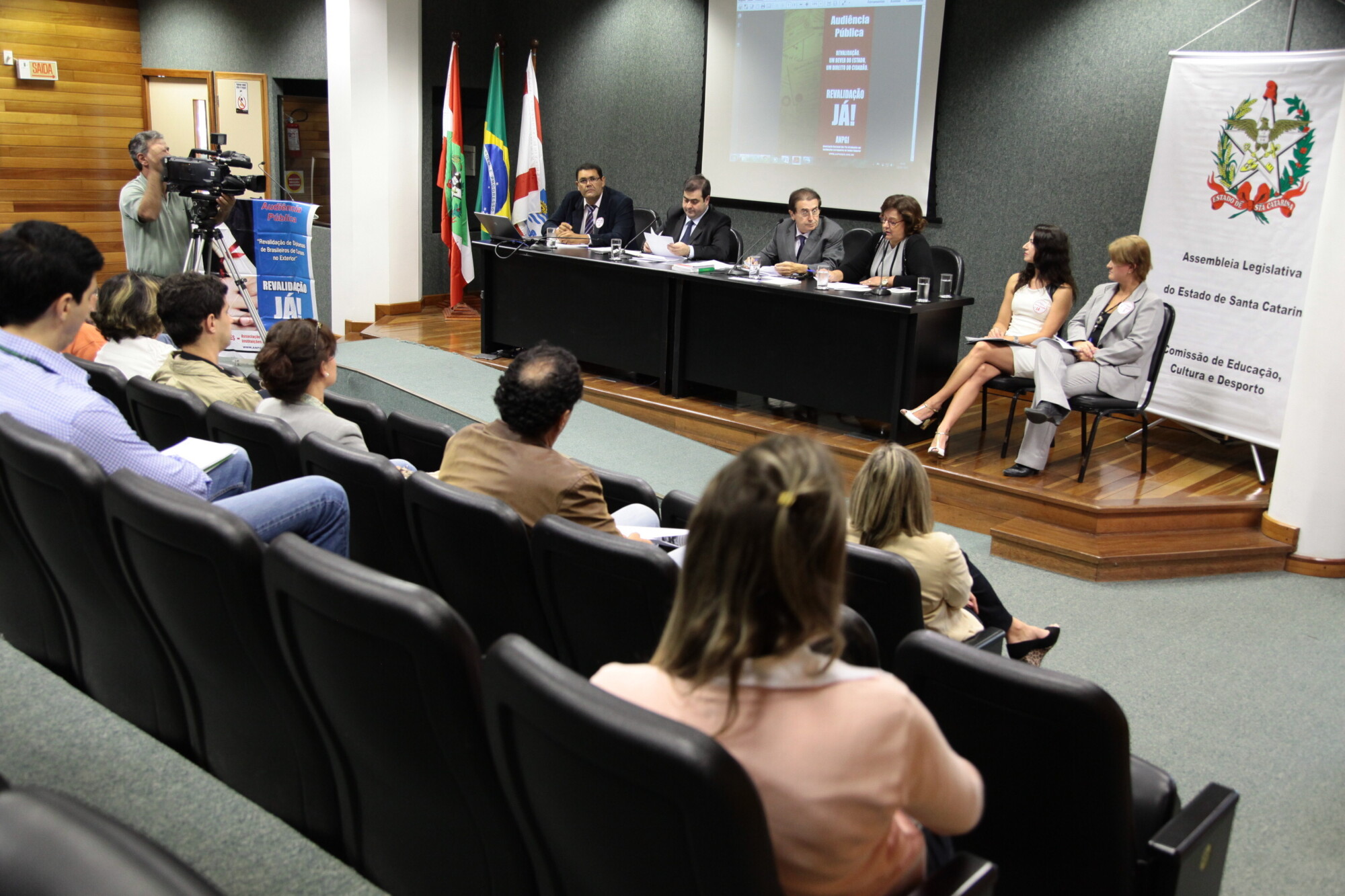 Assembleia discute admissão de diplomas de pós-graduação de cursos no exterior