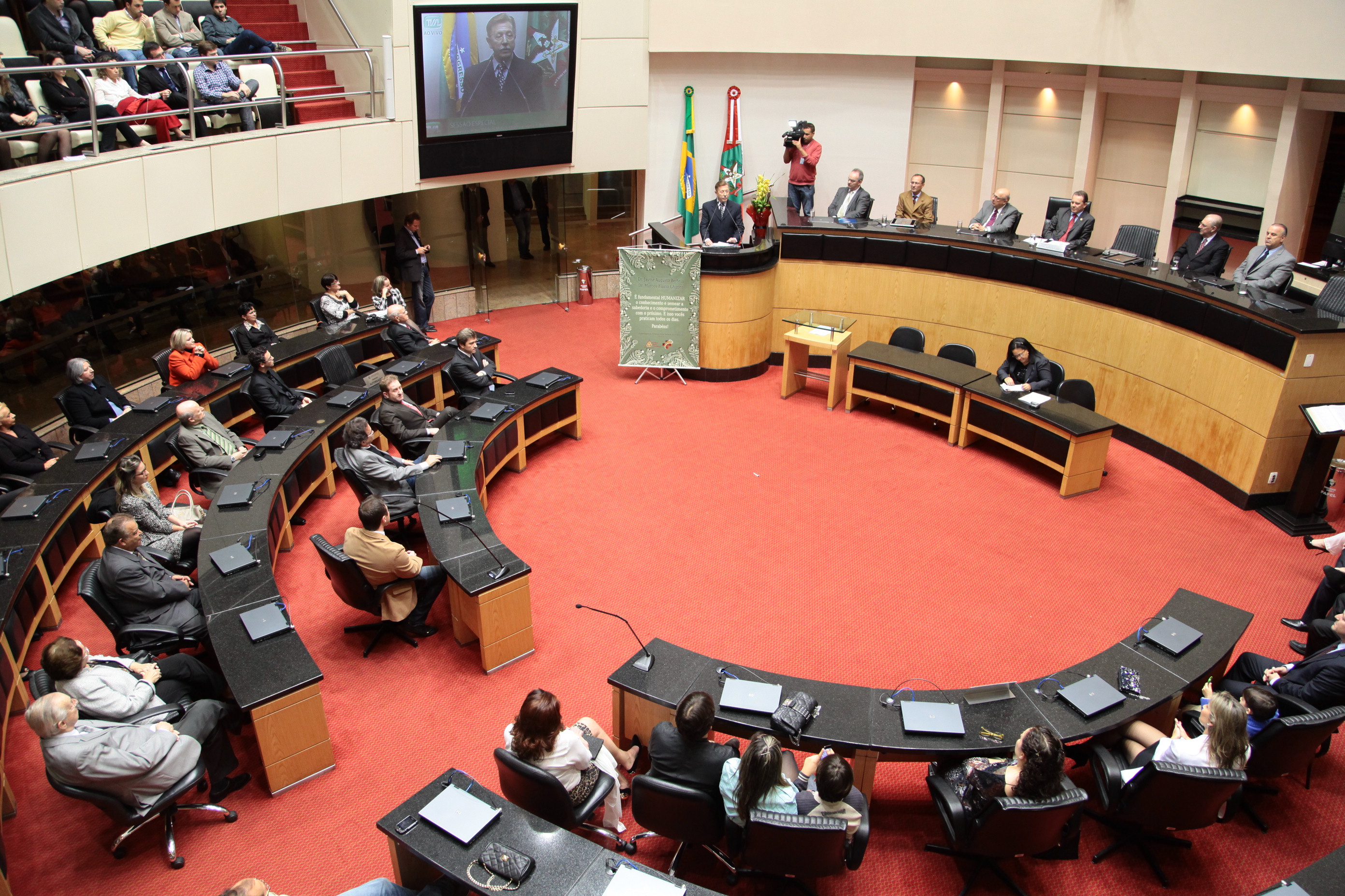 Sessão Especial em homenagem aos médicos Marcos Ghizoni e Jayme Bertelli. Foto: Miriam Zomer
