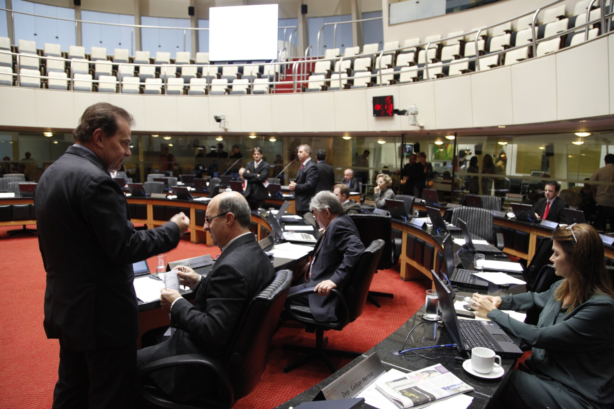 Manifestações se multiplicam e monopolizam as atenções do Poder Legislativo